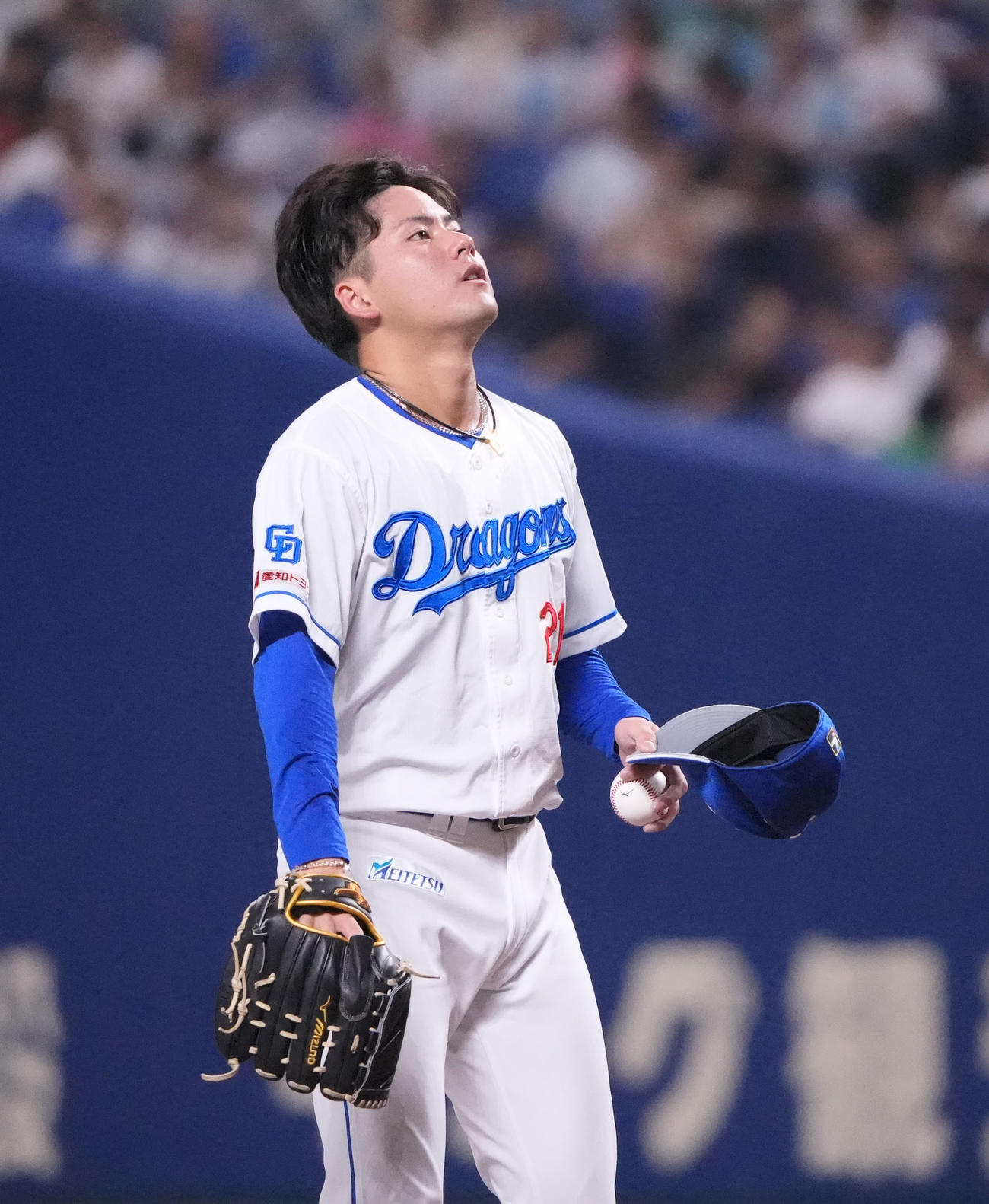 中日対DeNA 7回表DeNA1死二塁、マウンド上で汗を拭く金丸（撮影・森本幸一）