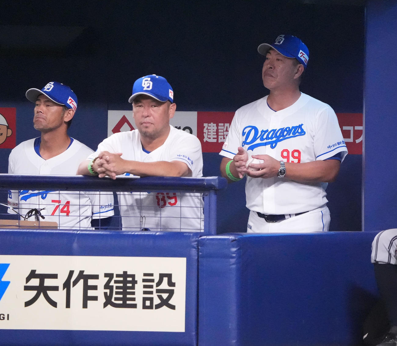 中日対DeNA 9回裏、井上監督（右）はベンチから試合を見つめる（撮影・森本幸一）