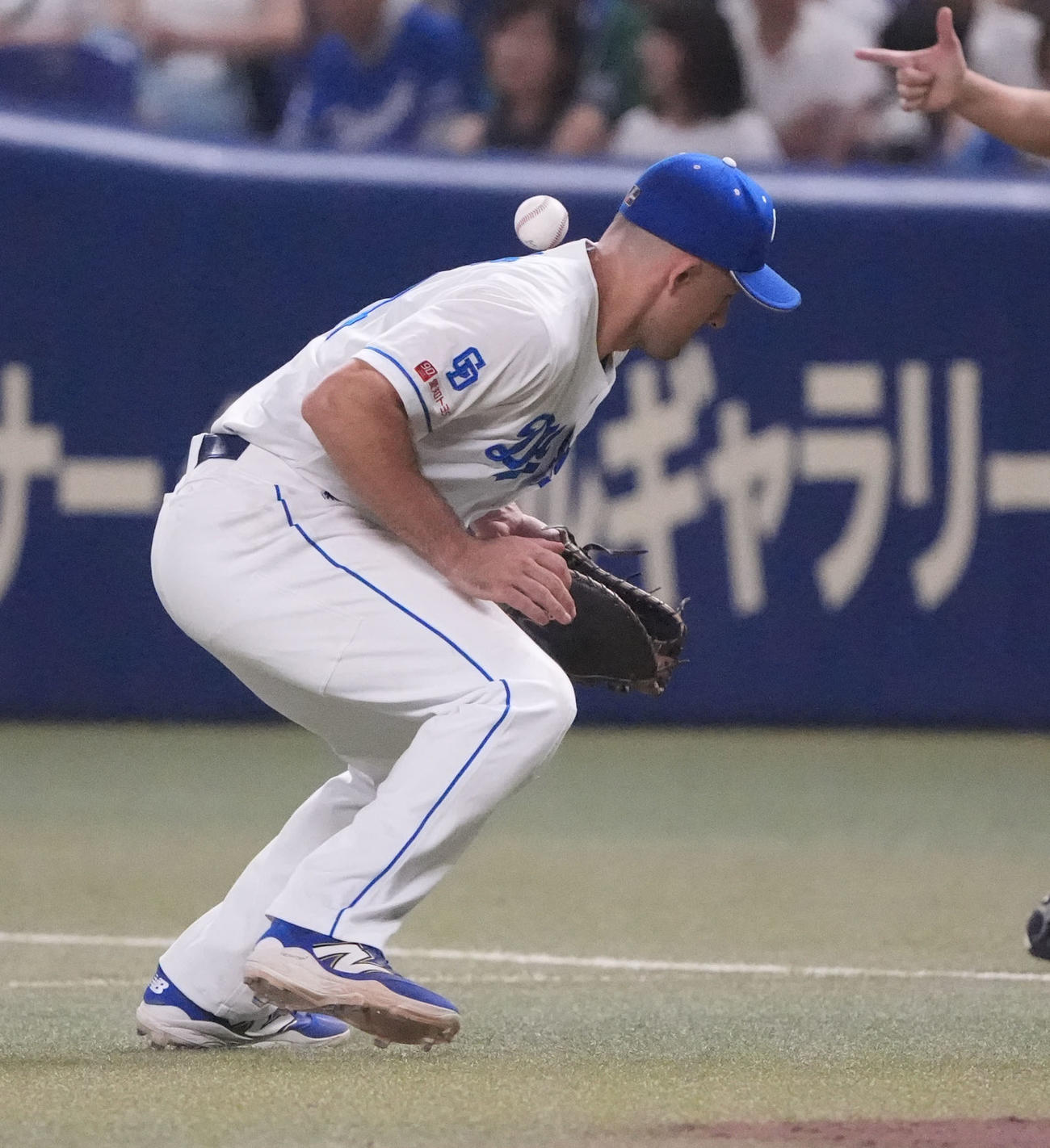 中日対DeNA 7回表DeNA無死、石上の打球をファンブルするボスラー（撮影・森本幸一）