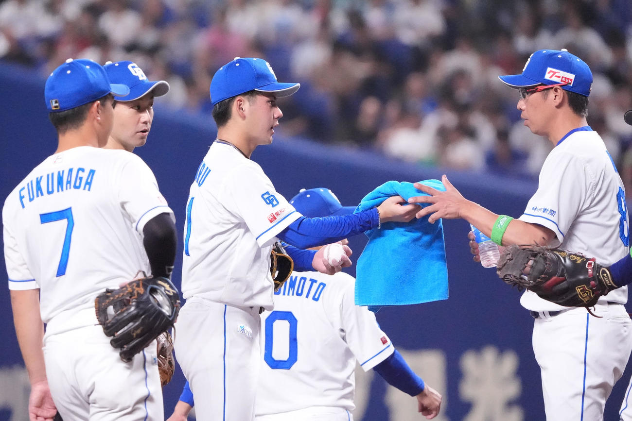 中日対DeNA 7回表DeNA1死三塁、マウンドの金丸（中央）のもとに集まる中日ナイン（撮影・森本幸一）