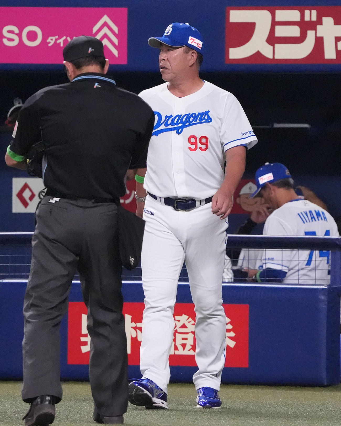 中日対DeNA 8回終了、井上監督（右）は選手交代を告げる（撮影・森本幸一）