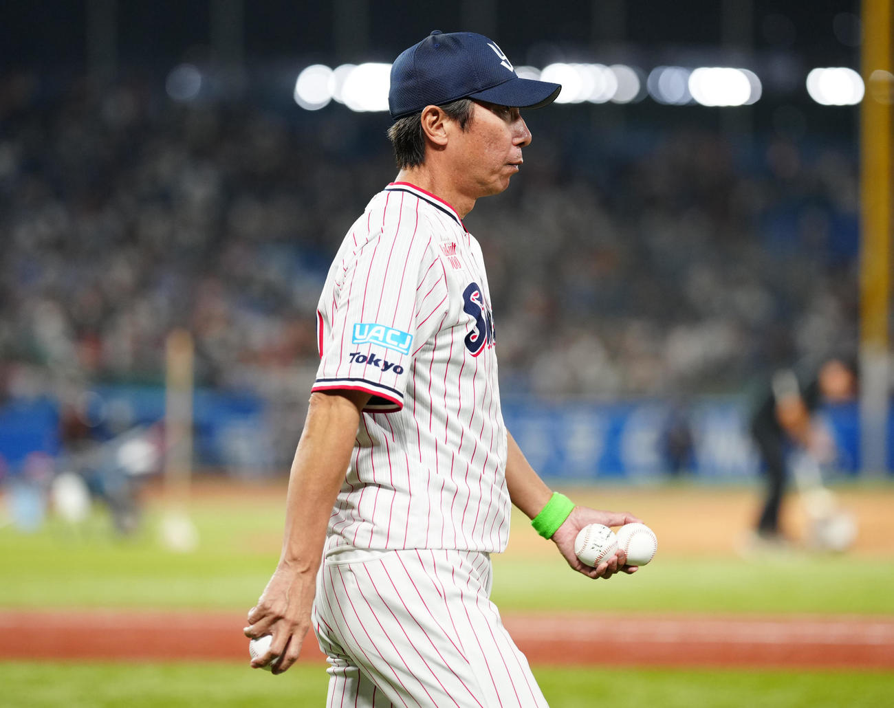 ヤクルト対巨人　試合後、厳しい表情で引き揚げるヤクルト高津監督（撮影・江口和貴）