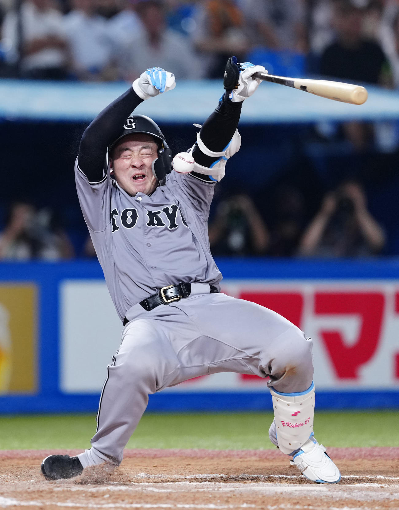 ヤクルト対巨人　8回表巨人無死一塁、死球を受けた岸田（撮影・江口和貴）