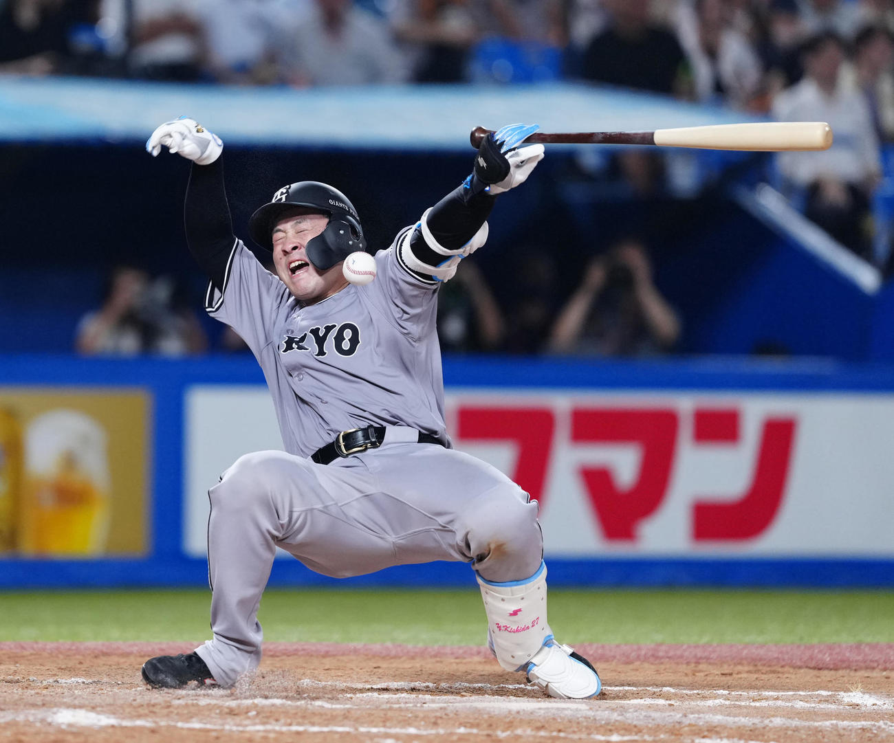 ヤクルト対巨人　8回表巨人無死一塁、死球を受けた岸田（撮影・江口和貴）
