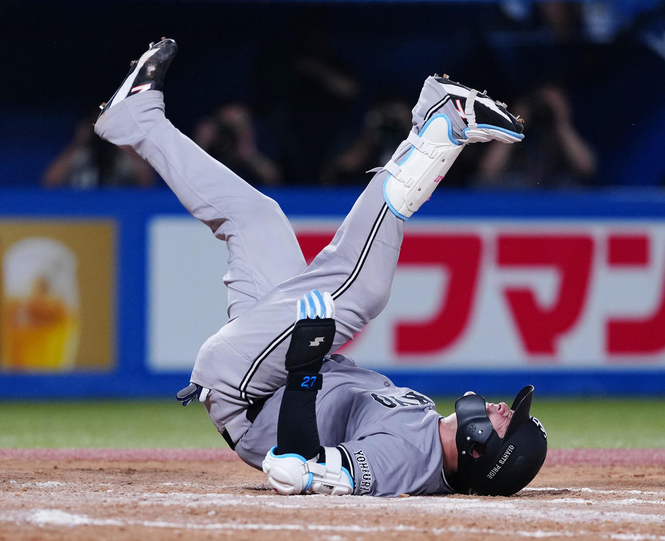 ヤクルト対巨人　8回表巨人無死一塁、死球を受け倒れる岸田（撮影・江口和貴）