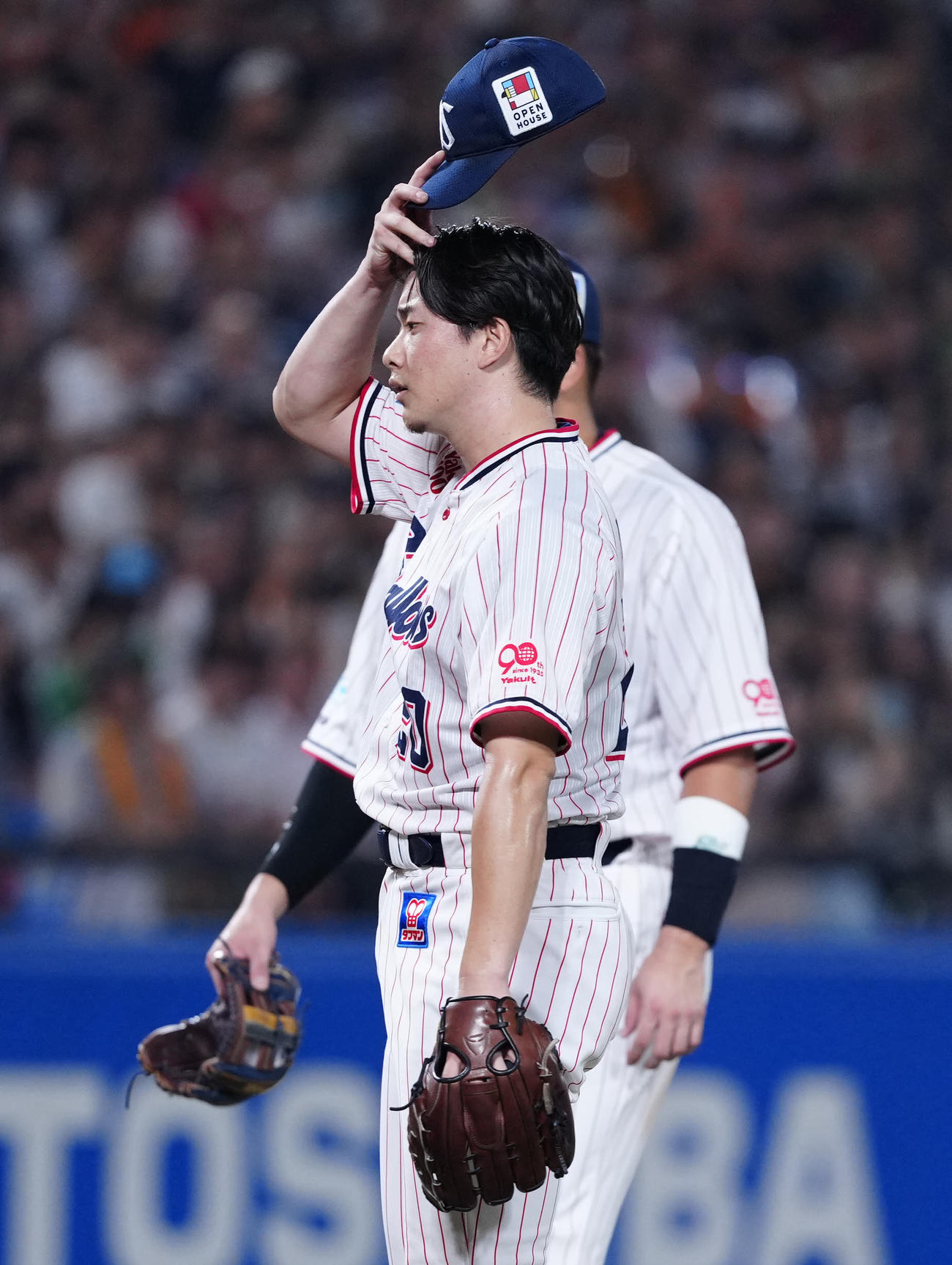 ヤクルト対巨人　8回表巨人無死一塁、岸田への死球で厳しい表情の木沢（撮影・江口和貴）