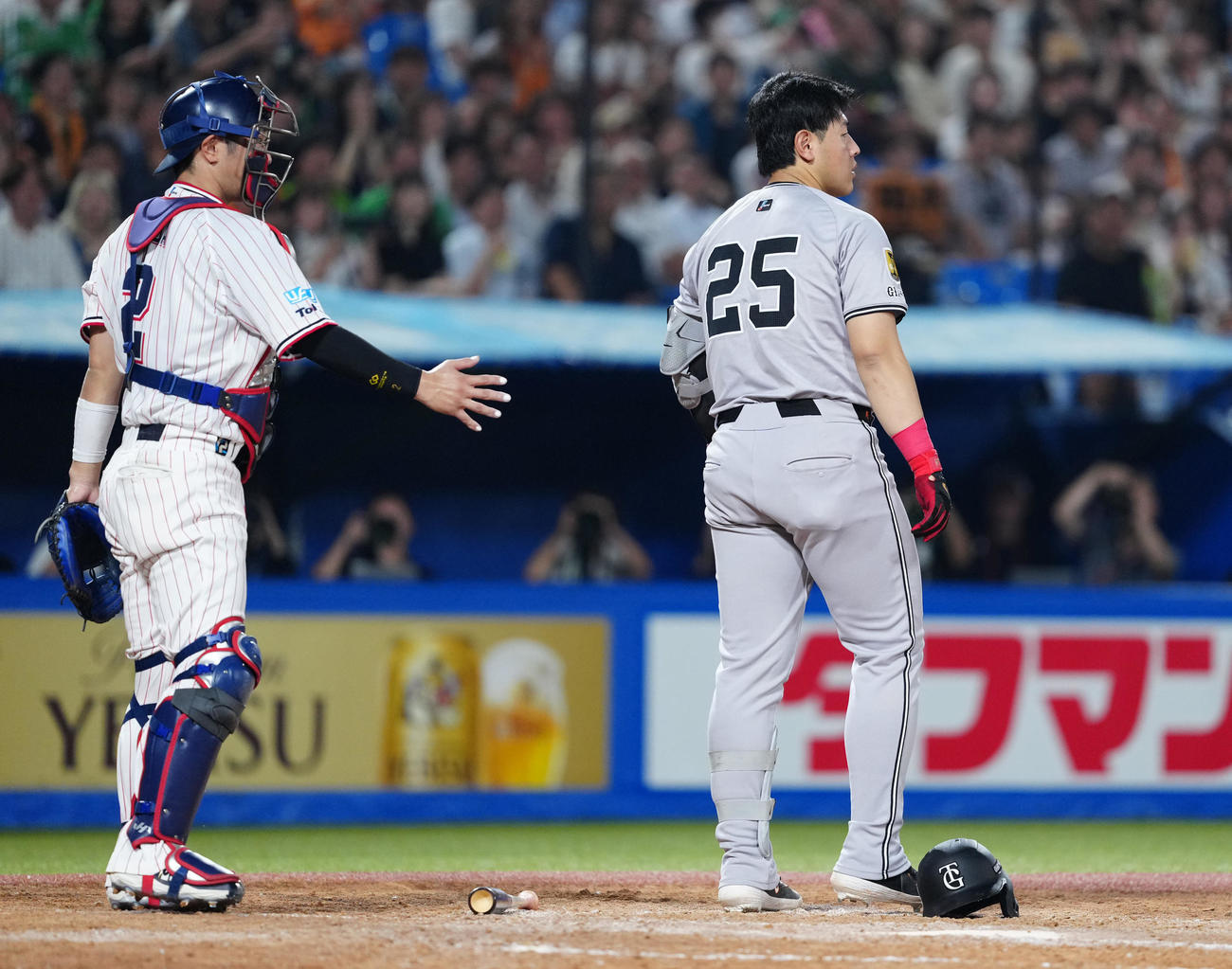 ヤクルト対巨人　5回表巨人1死一、二塁、頭部に死球を受けた岡本（撮影・江口和貴）