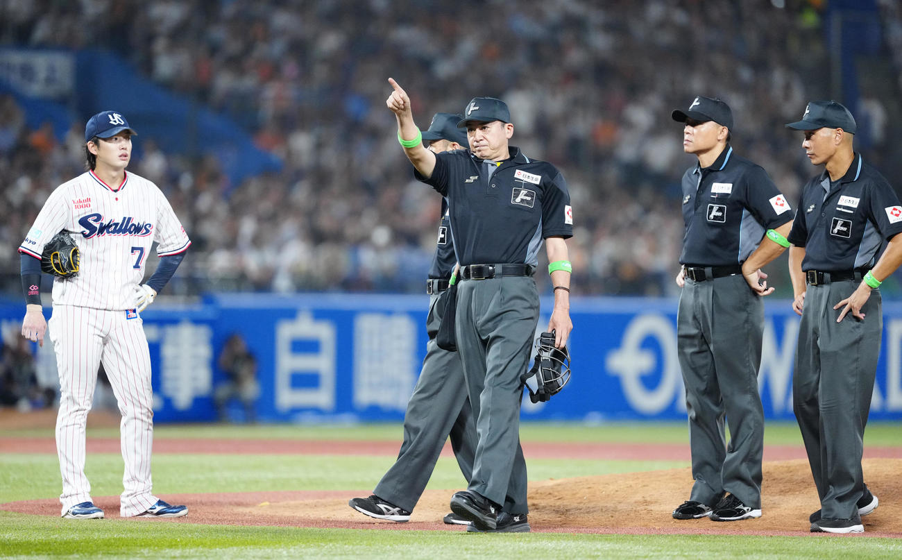 ヤクルト対巨人　5回表、ヤクルト先発奥川へ退場を宣告する有隅球審（撮影・江口和貴）