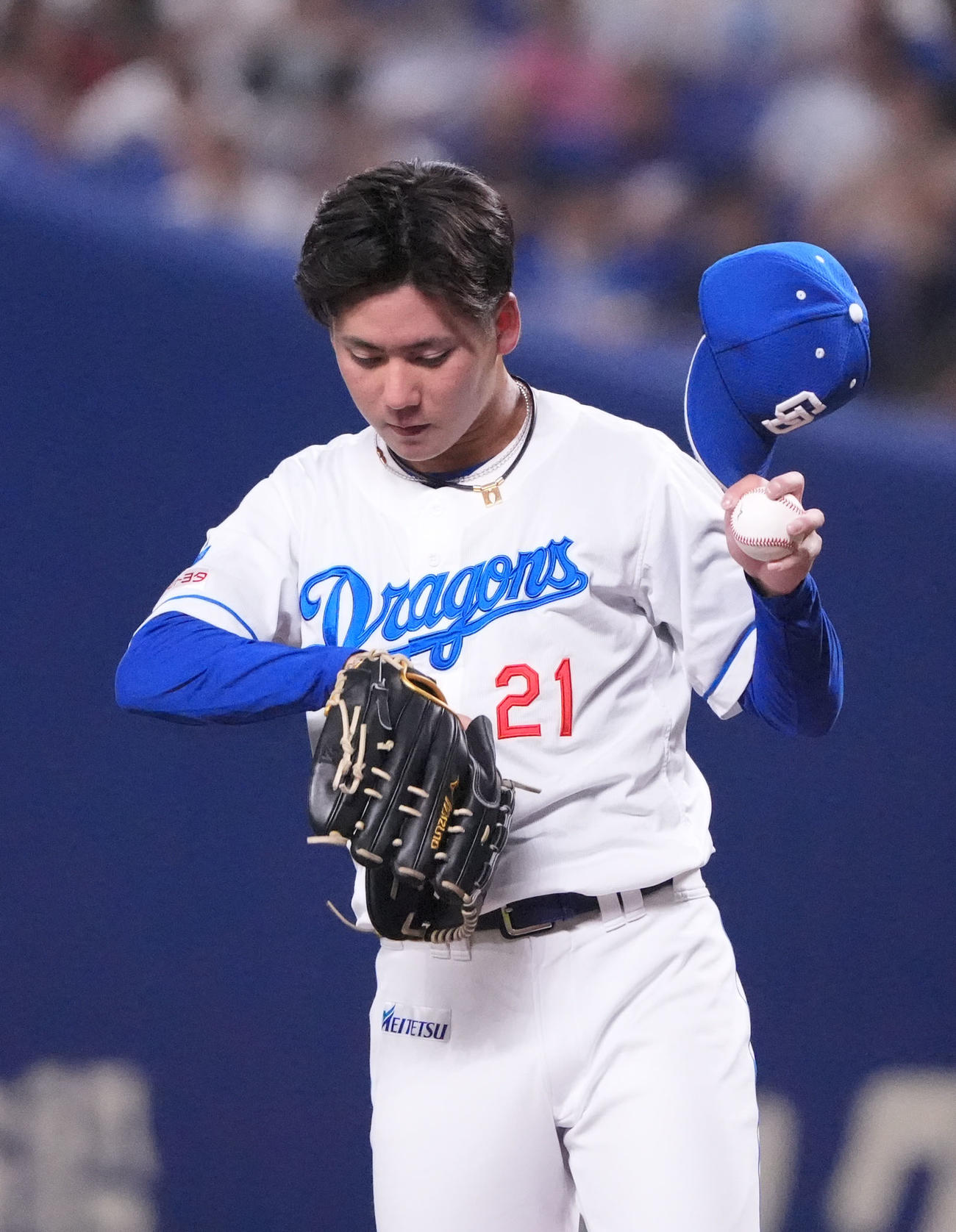 中日対DeNA 7回表DeNA1死二塁、マウンド上で汗を拭く金丸（撮影・森本幸一）