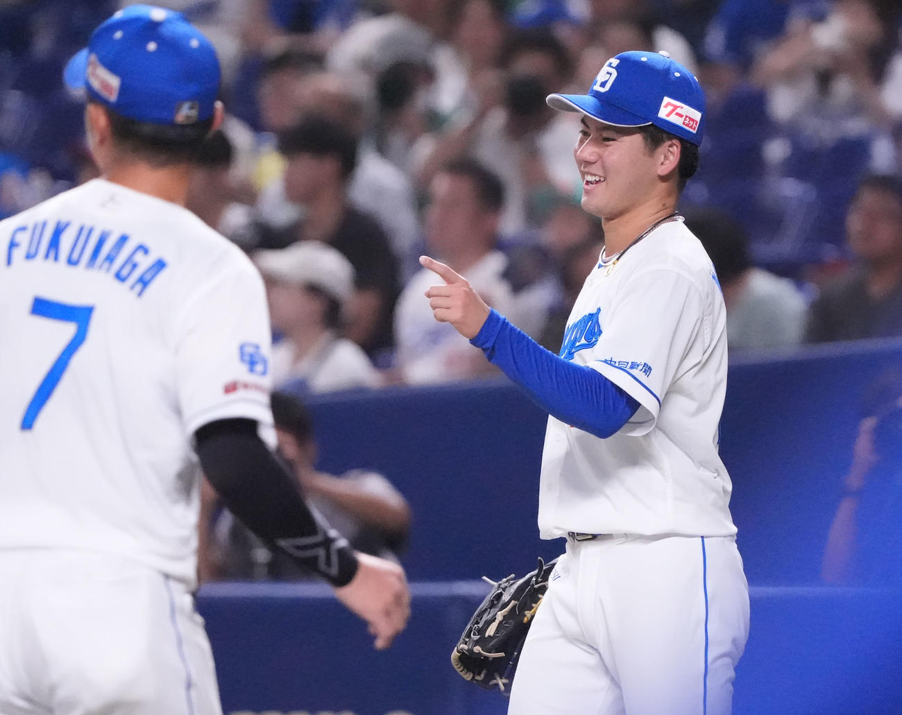 中日対DeNA 1回表終了、野手に声をかけ明るい表情でベンチへ戻る中日先発の金丸（撮影・森本幸一）