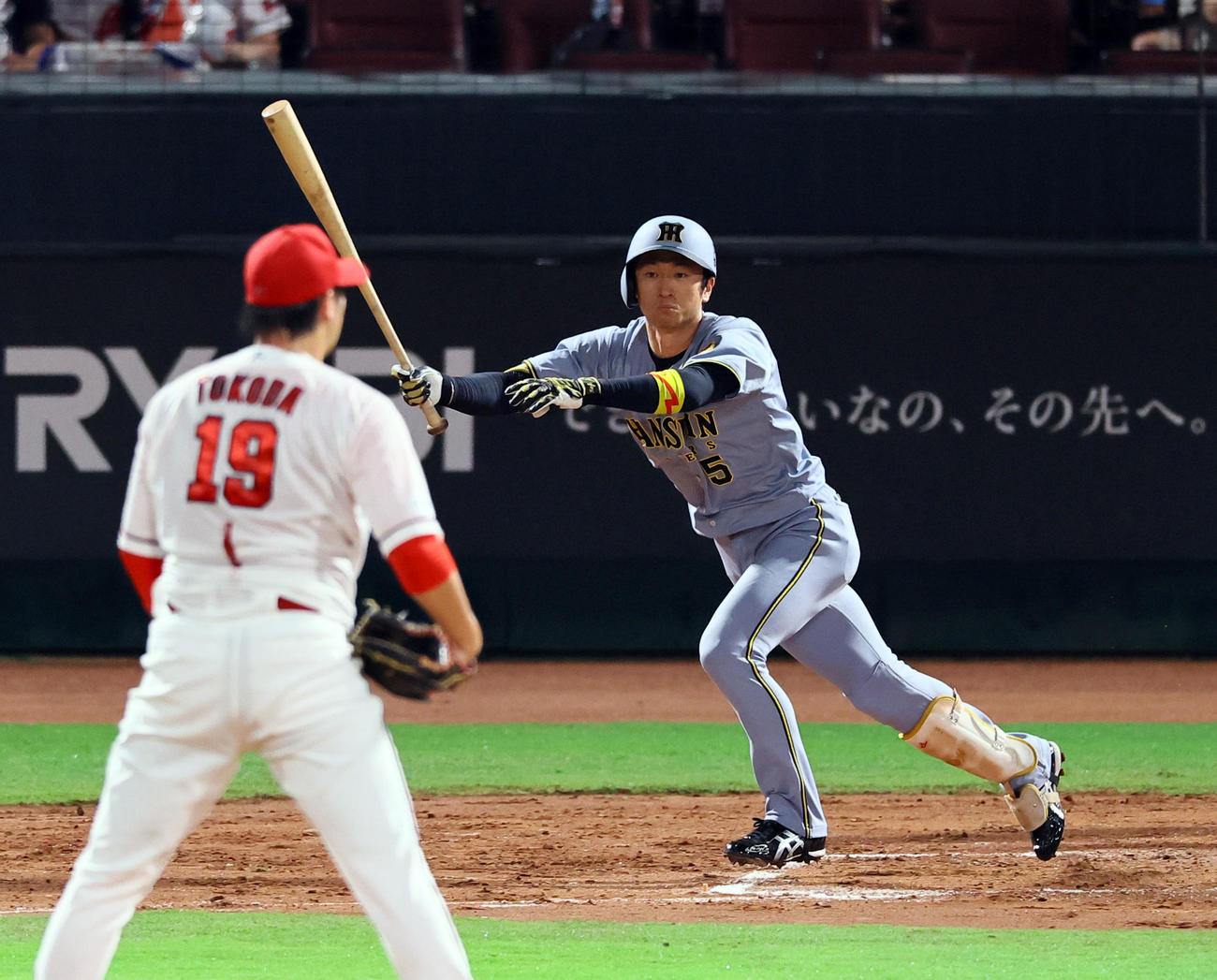 広島対阪神　3回表阪神1死、近本は右中間に二塁打を放つ。投手床田（撮影・藤尾明華）