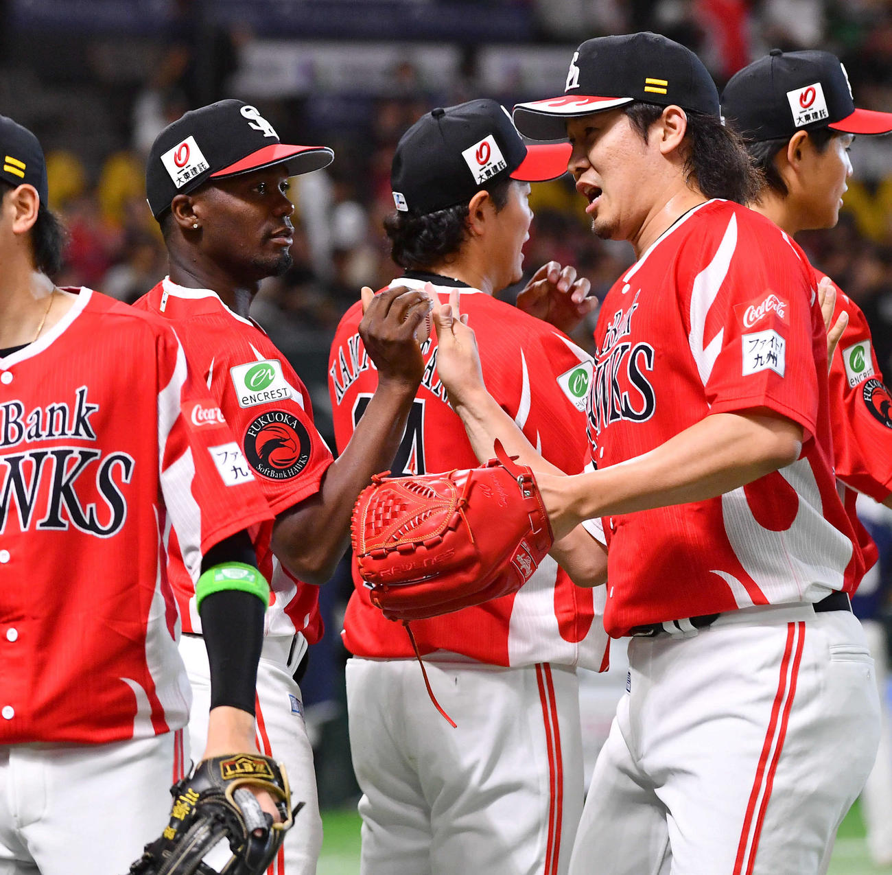ソフトバンク対西武　今季11勝目を挙げたモイネロ（左）は杉山からウイニングボールを受け取る（撮影・岩下翔太）