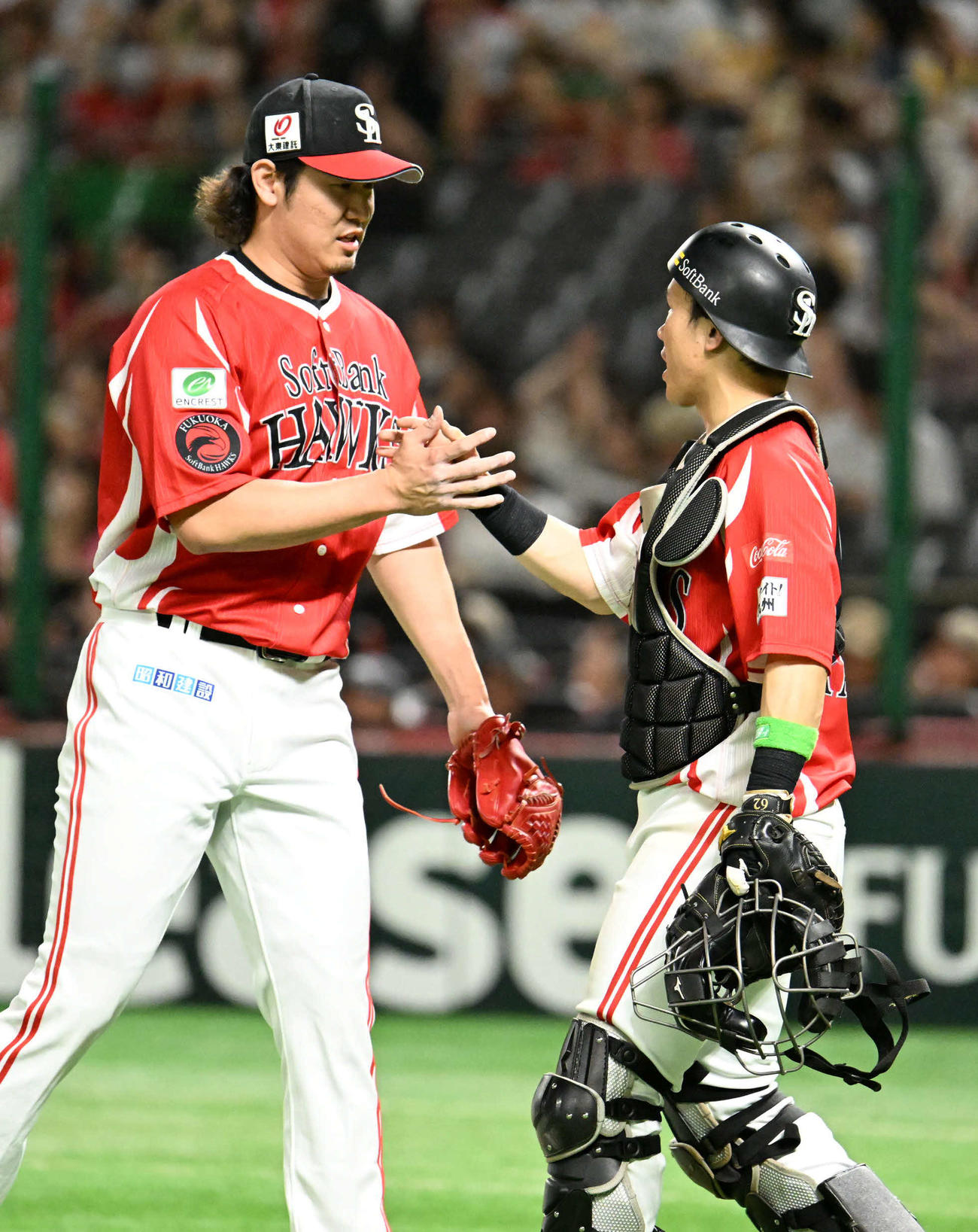 ソフトバンク対西武　勝利を納めタッチを交わす杉山（左）と海野（撮影・林敢治）