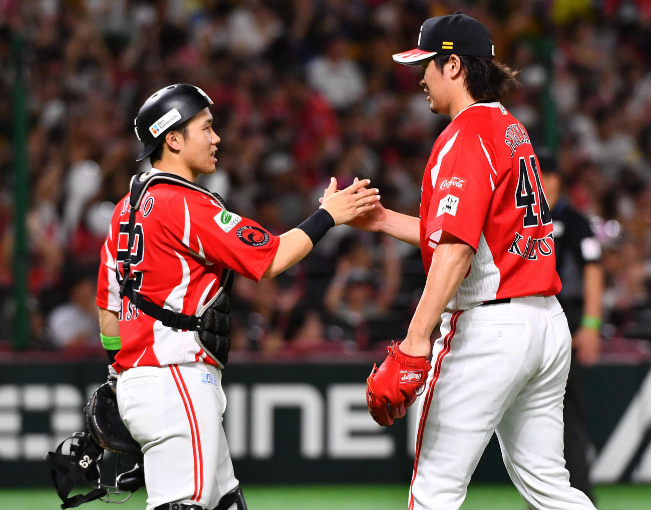 ソフトバンク対西武　今季トップタイに並ぶ27セーブ目を挙げた杉山（右）は海野とタッチを交わす（撮影・岩下翔太）