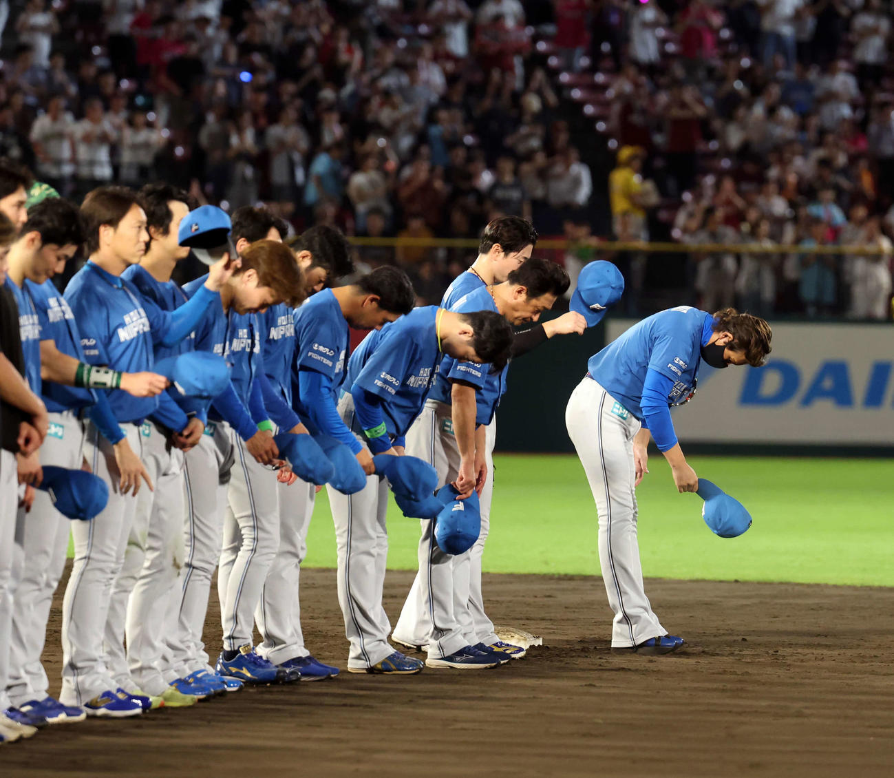 楽天対日本ハム　11回裏楽天にサヨナラ負けを喫し、スタンドに一礼してあいさつする新庄監督（右）ら日本ハムの選手たち（撮影・浅見桂子）