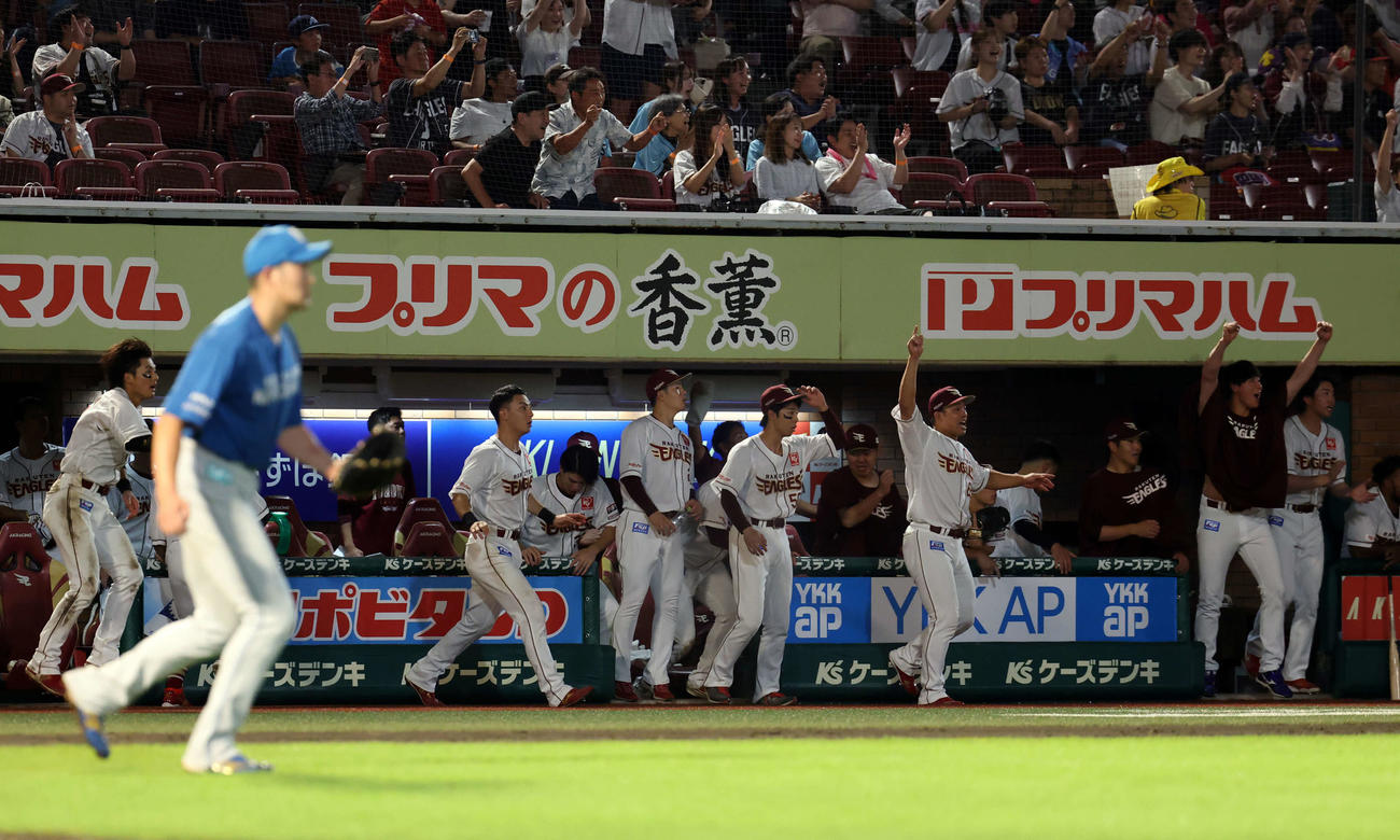 楽天対日本ハム　11回裏楽天2死一塁、ボイトがサヨナラ二塁打を放ち、盛り上がる楽天ベンチ（撮影・浅見桂子）