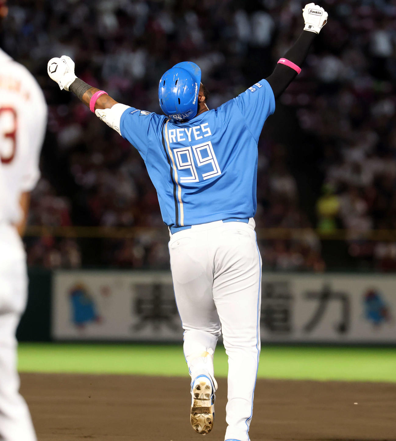 楽天対日本ハム　8回表日本ハム2死、レイエスは中越え同点ソロ本塁打を放ち、一塁を回ってガッツポーズ（撮影・浅見桂子）