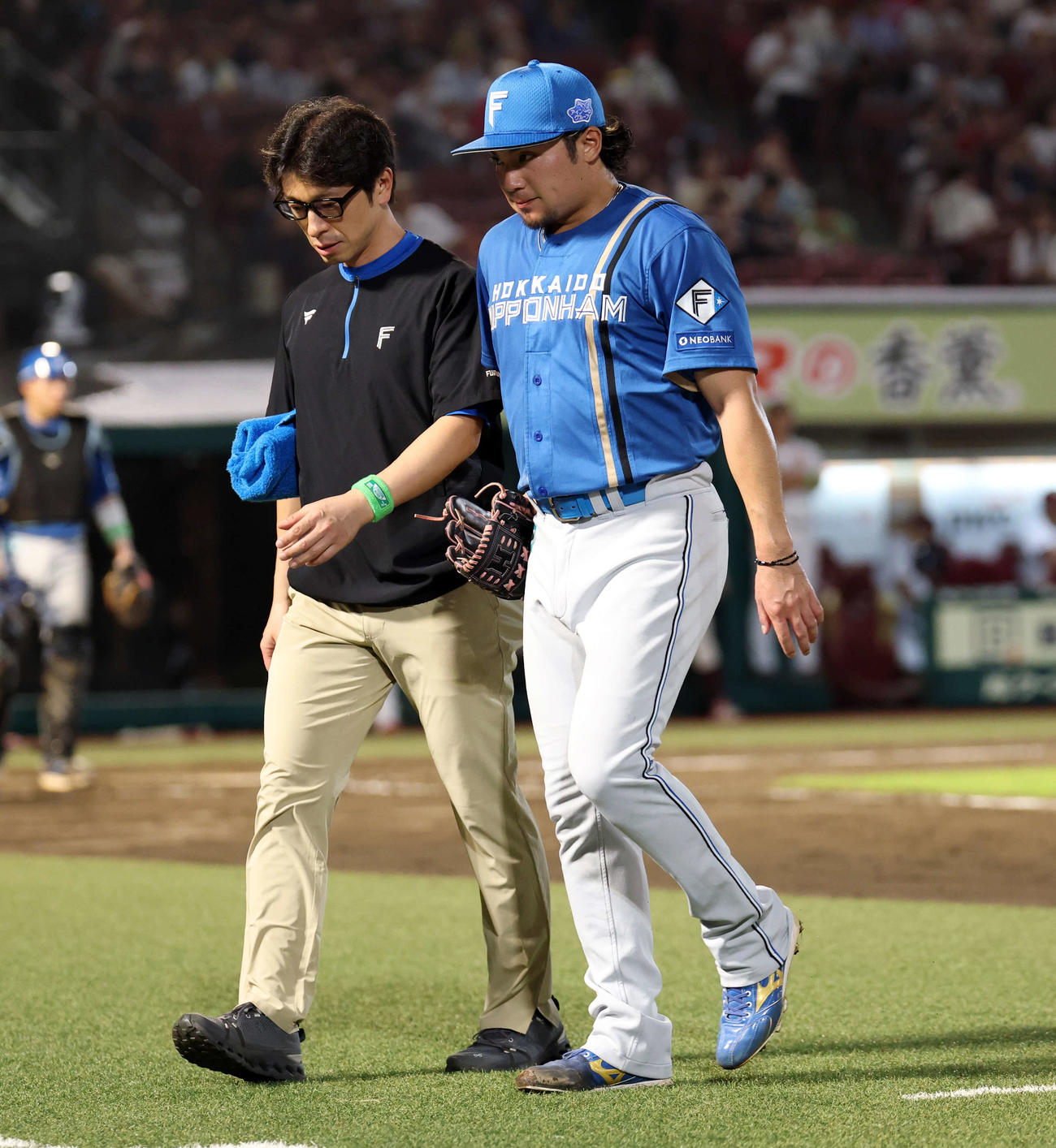 楽天対日本ハム　4回裏楽天無死、黒川の投手急襲内野安打を足に当て、一旦ベンチに下がる伊藤（撮影・浅見桂子）