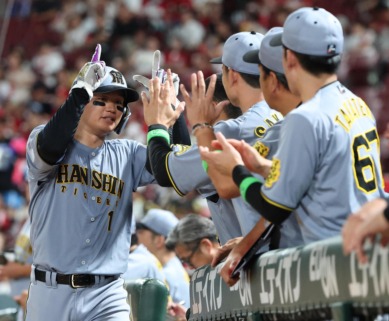 広島対阪神　6回表阪神無死一、三塁、木浪の勝ち越し適時打で生還した森下（左）はナインと喜び合う（撮影・上田博志）