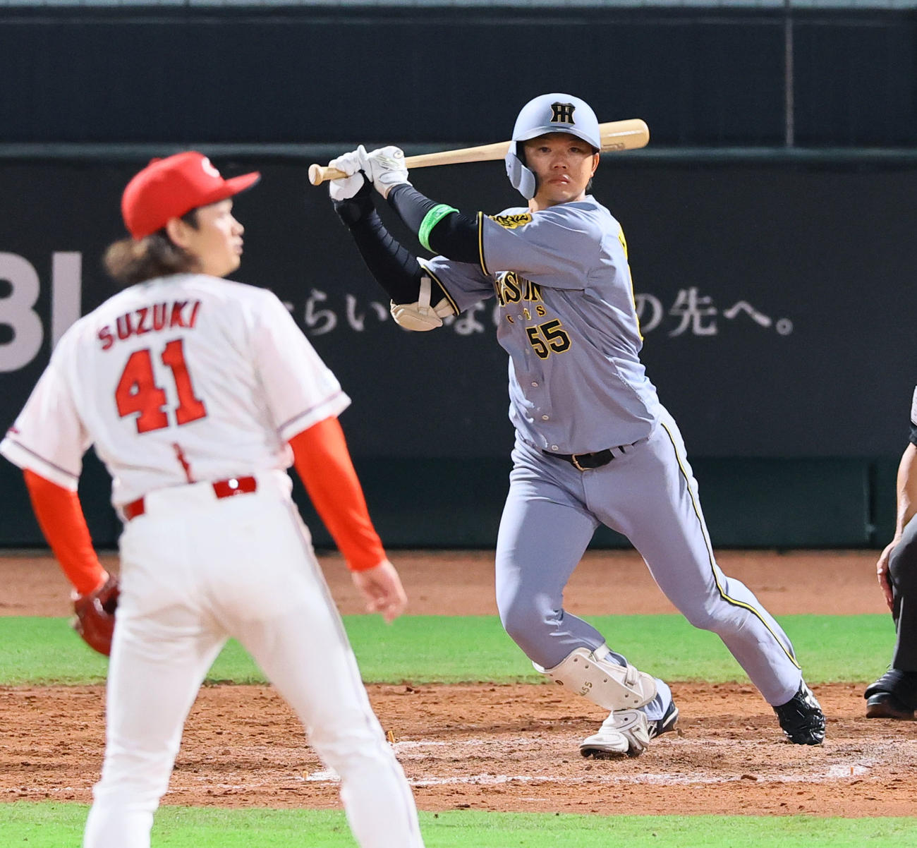 広島対阪神　9回表阪神2死一塁、楠本は適時二塁打を放つ。投手鈴木（撮影・藤尾明華）