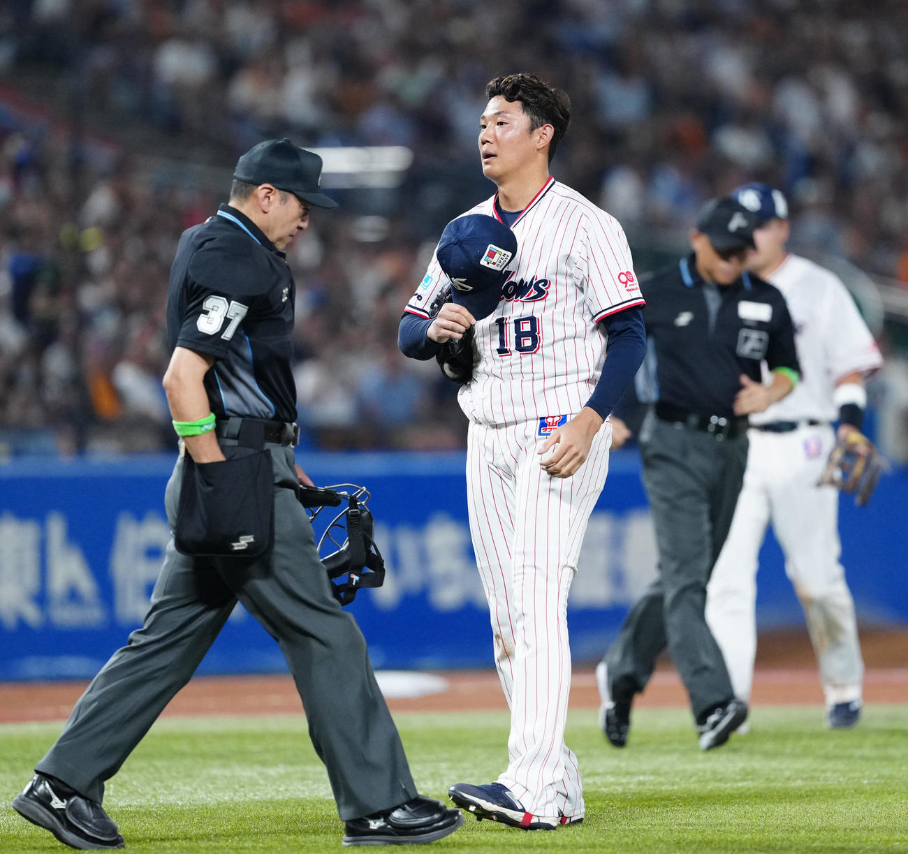 ヤクルト対巨人　5回表巨人1死一、二塁、岡本の頭部への死球で帽子を取って謝罪する奥川（撮影・江口和貴）