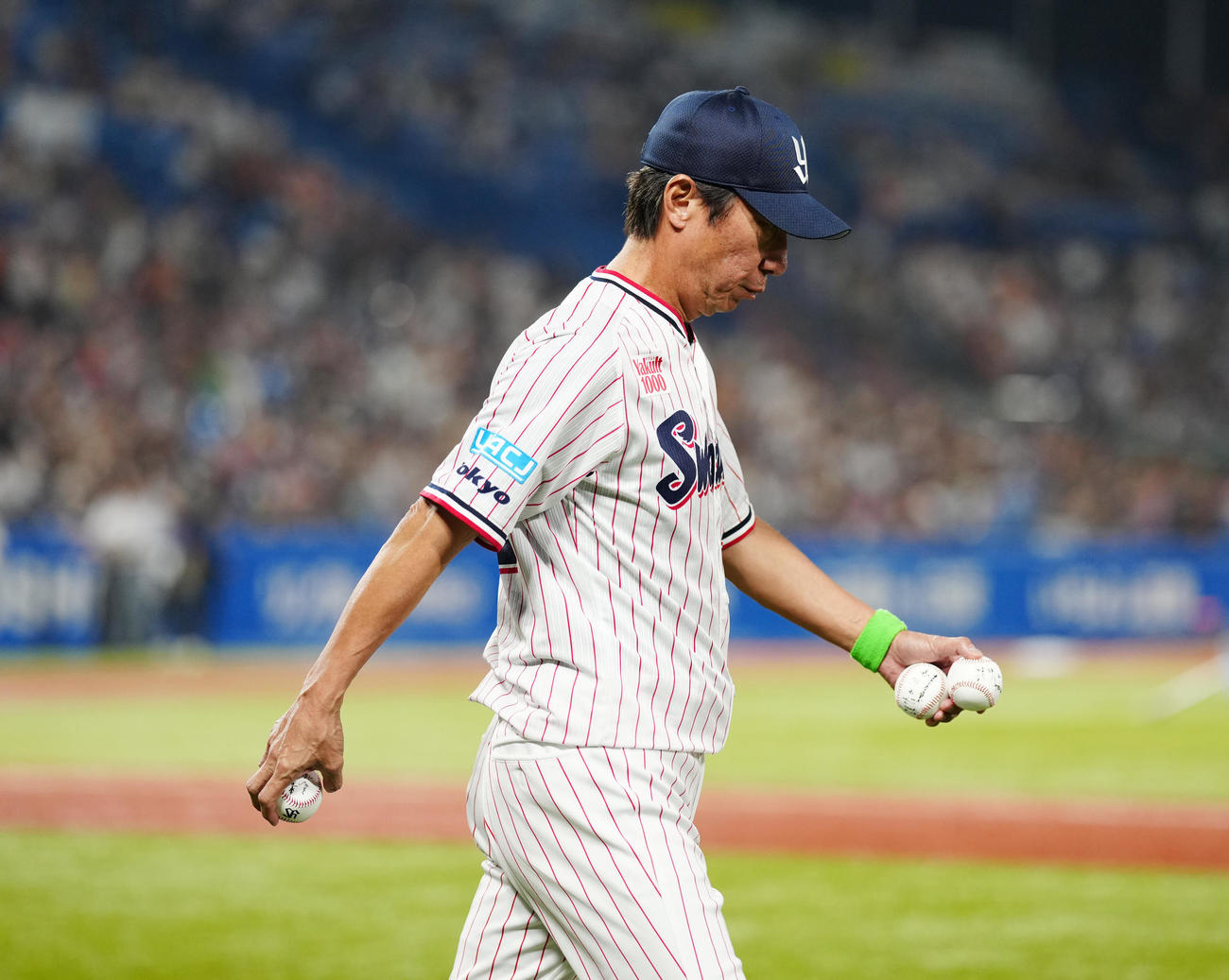 ヤクルト対巨人　試合後、厳しい表情で引き揚げるヤクルト高津監督（撮影・江口和貴）