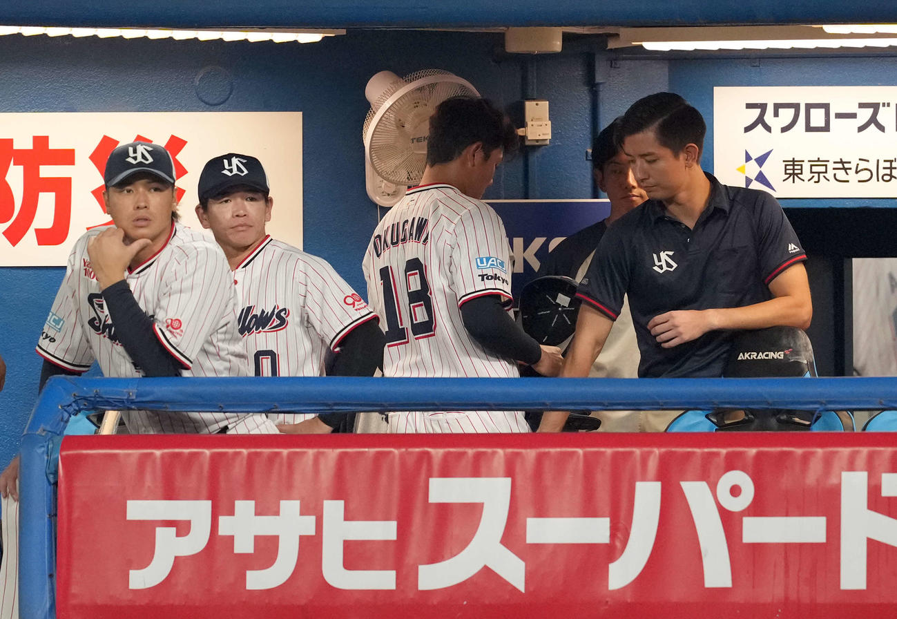 ヤクルト対巨人　5回表巨人1死一、二塁、危険球で退場をするヤクルトの先発奥川（撮影・たえ見朱実）
