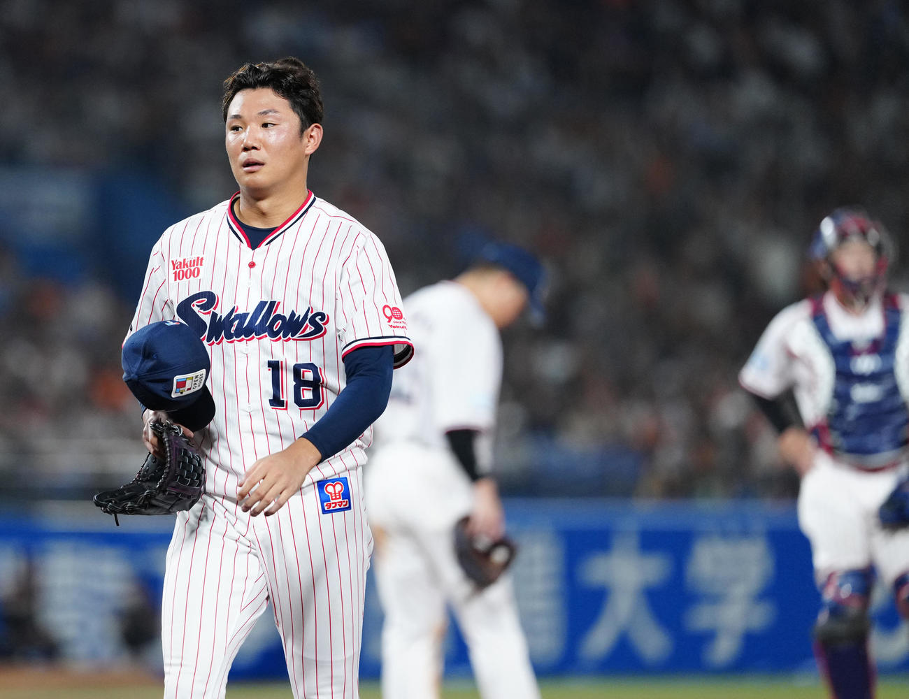 ヤクルト対巨人　5回表、危険球退場でベンチに引き揚げるヤクルト先発の奥川（撮影・江口和貴）