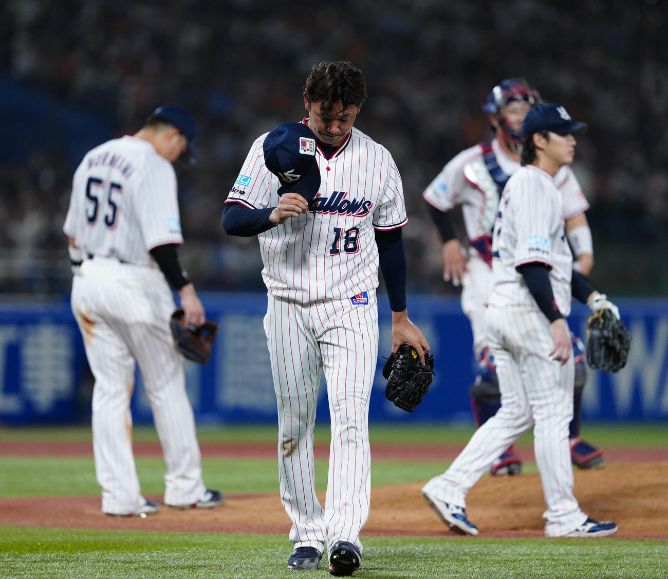 ヤクルト対巨人　5回表、危険球退場でベンチに引き揚げるヤクルト先発の奥川（撮影・江口和貴）