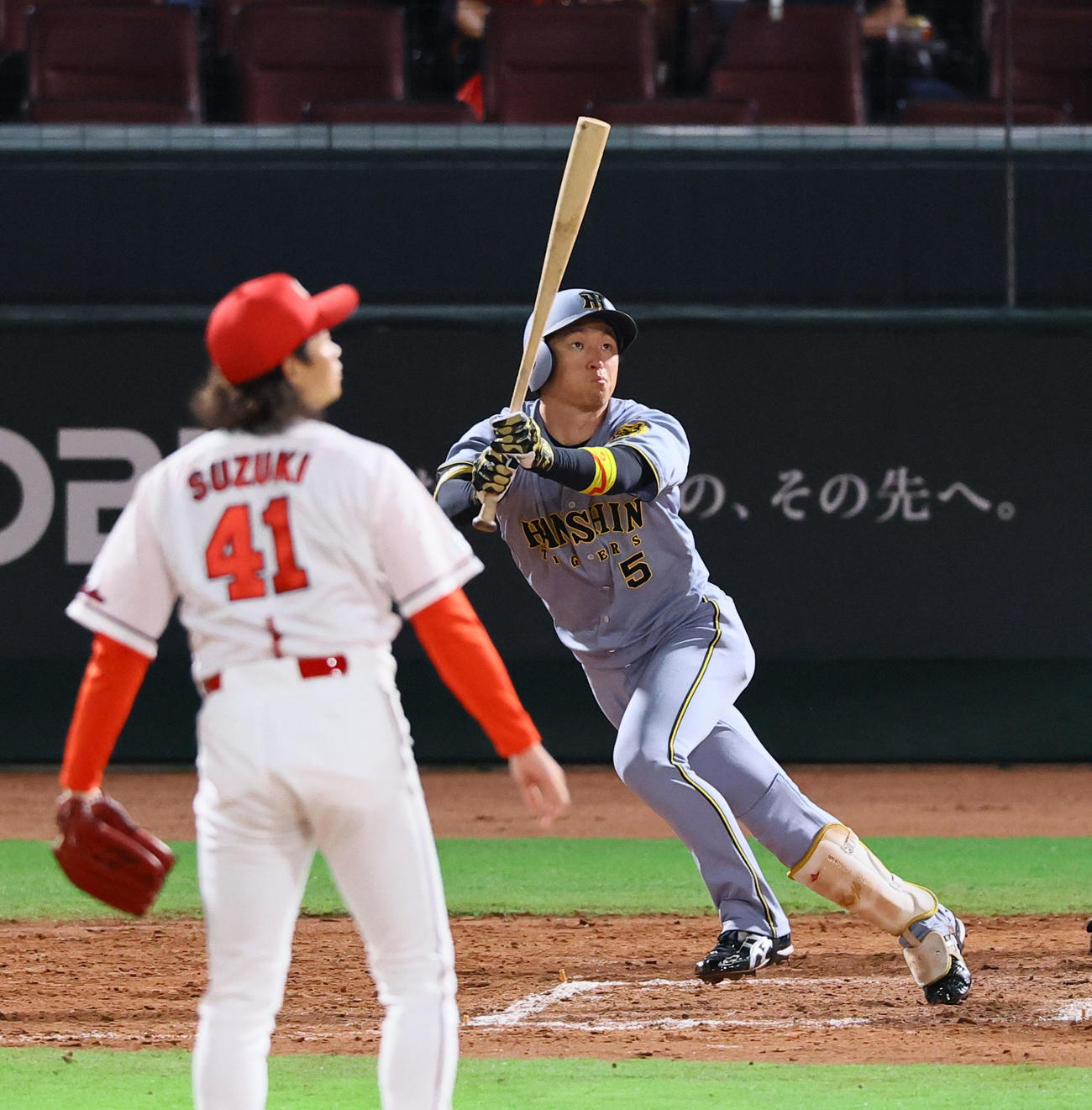 広島対阪神　9回表阪神1死、近本は左前打を放つ。投手鈴木（撮影・藤尾明華）