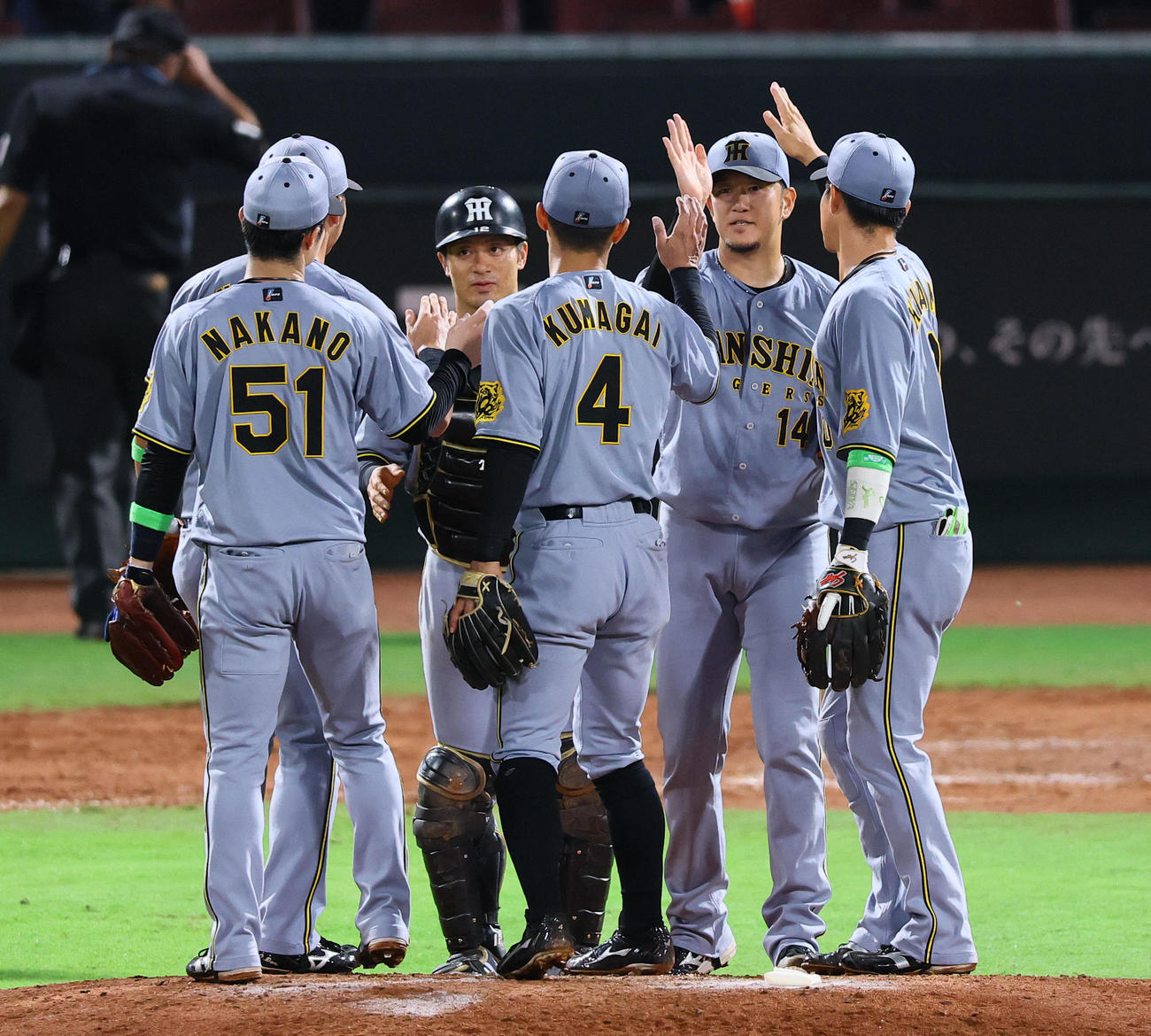 広島対阪神　広島に勝利し、ハイタッチを交わす阪神ナイン（撮影・藤尾明華）
