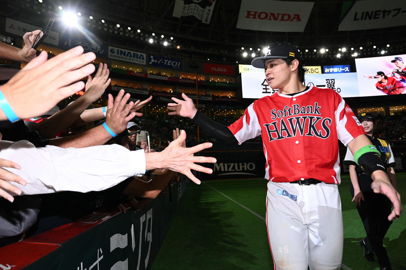 ソフトバンク対西武　ファンとタッチを交わす谷川原（撮影・林敢治）