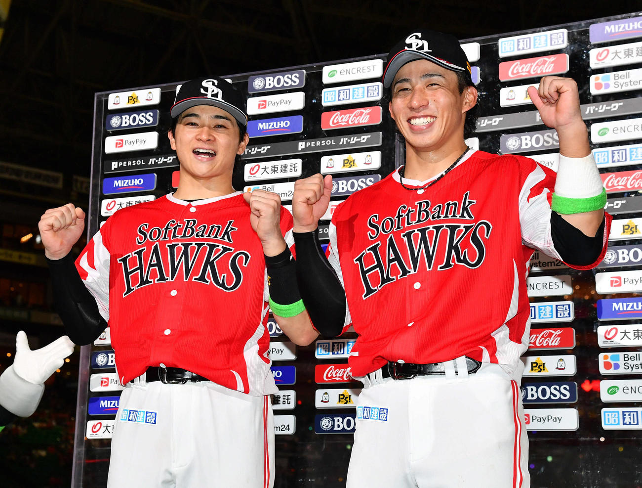 ソフトバンク対西武　西武に勝利し、お立ち台でガッツポーズする谷川原（左）と野村（撮影・岩下翔太）