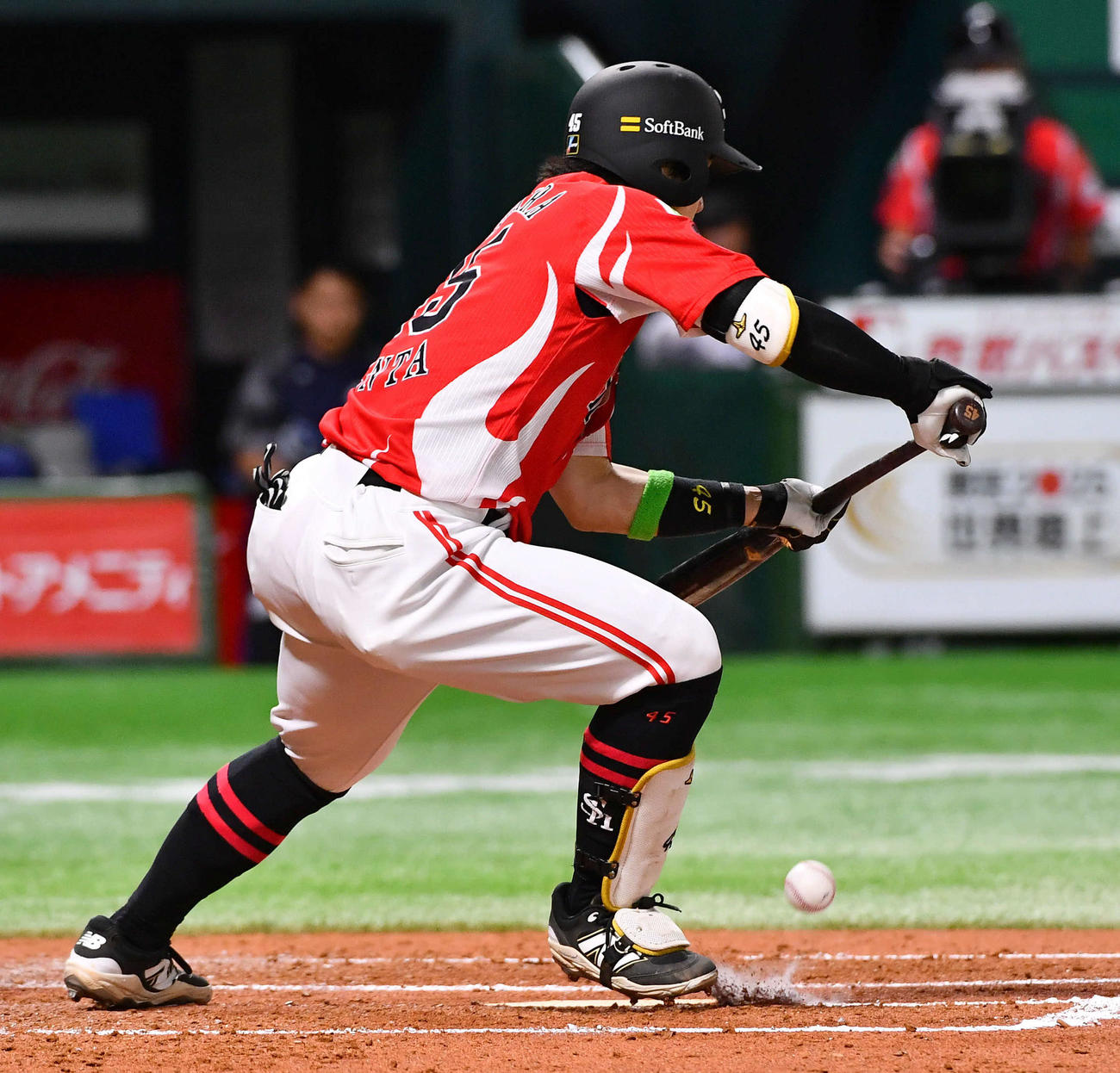 ソフトバンク対西武　2回裏ソフトバンク無死一、二塁、捕手前への内野安打で出塁する谷川原（撮影・岩下翔太）