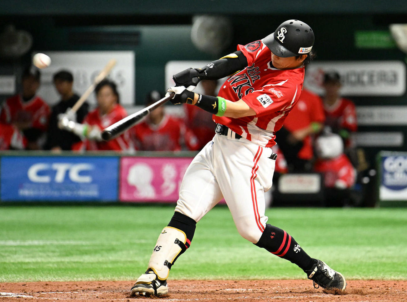 ソフトバンク対西武　3回裏ソフトバンク無死、谷川原は中前に二塁打を放つ（撮影・林敢治）