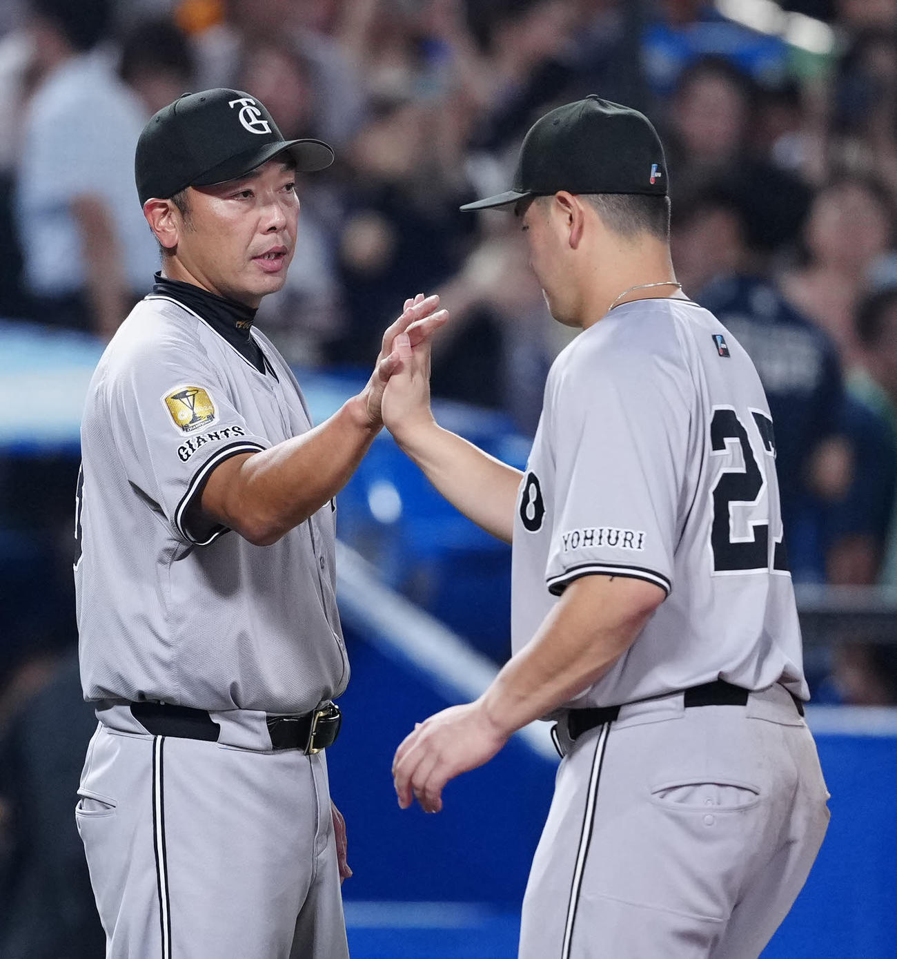 ヤクルト対巨人　試合後、巨人岸田（右）とタッチを交わす阿部監督（撮影・江口和貴）