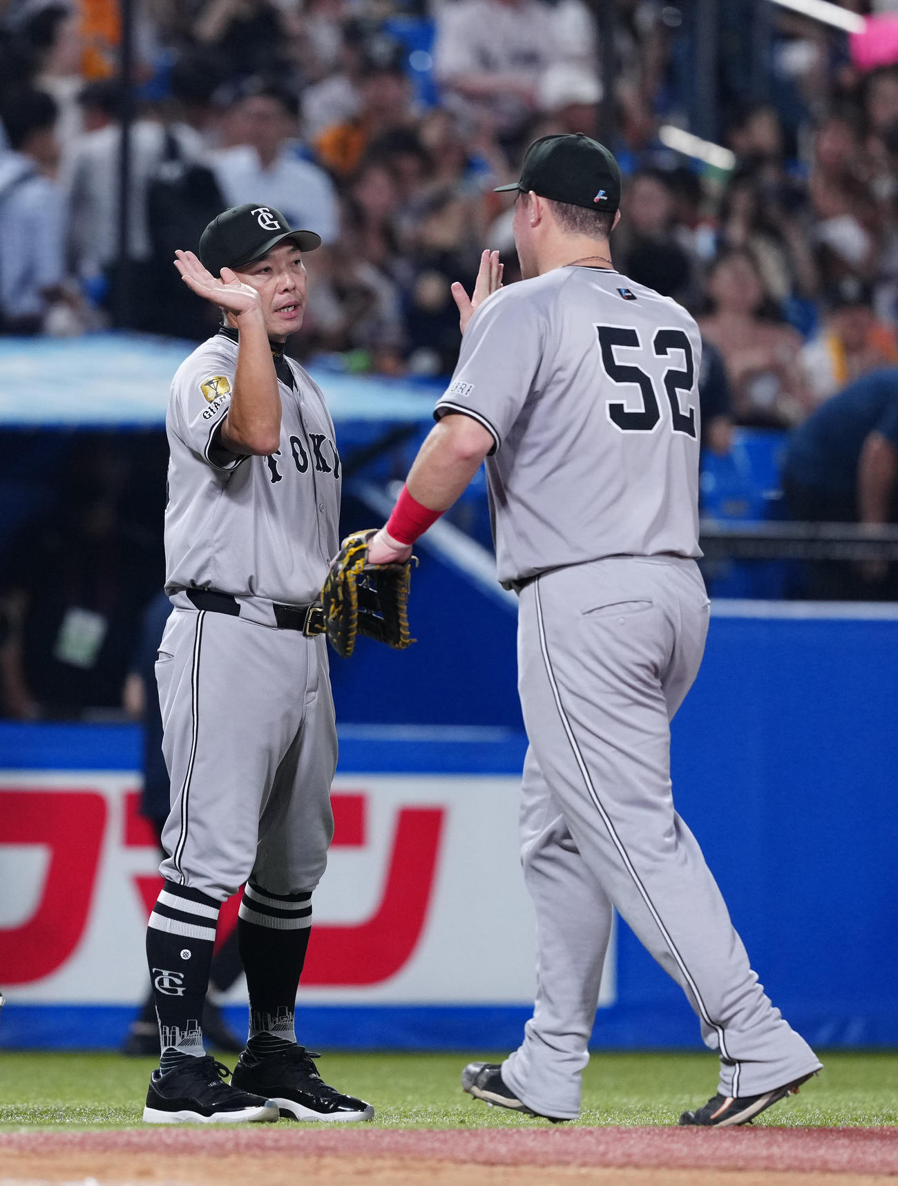 ヤクルト対巨人　試合後、巨人リチャード（右）とタッチを交わす阿部監督（撮影・江口和貴）