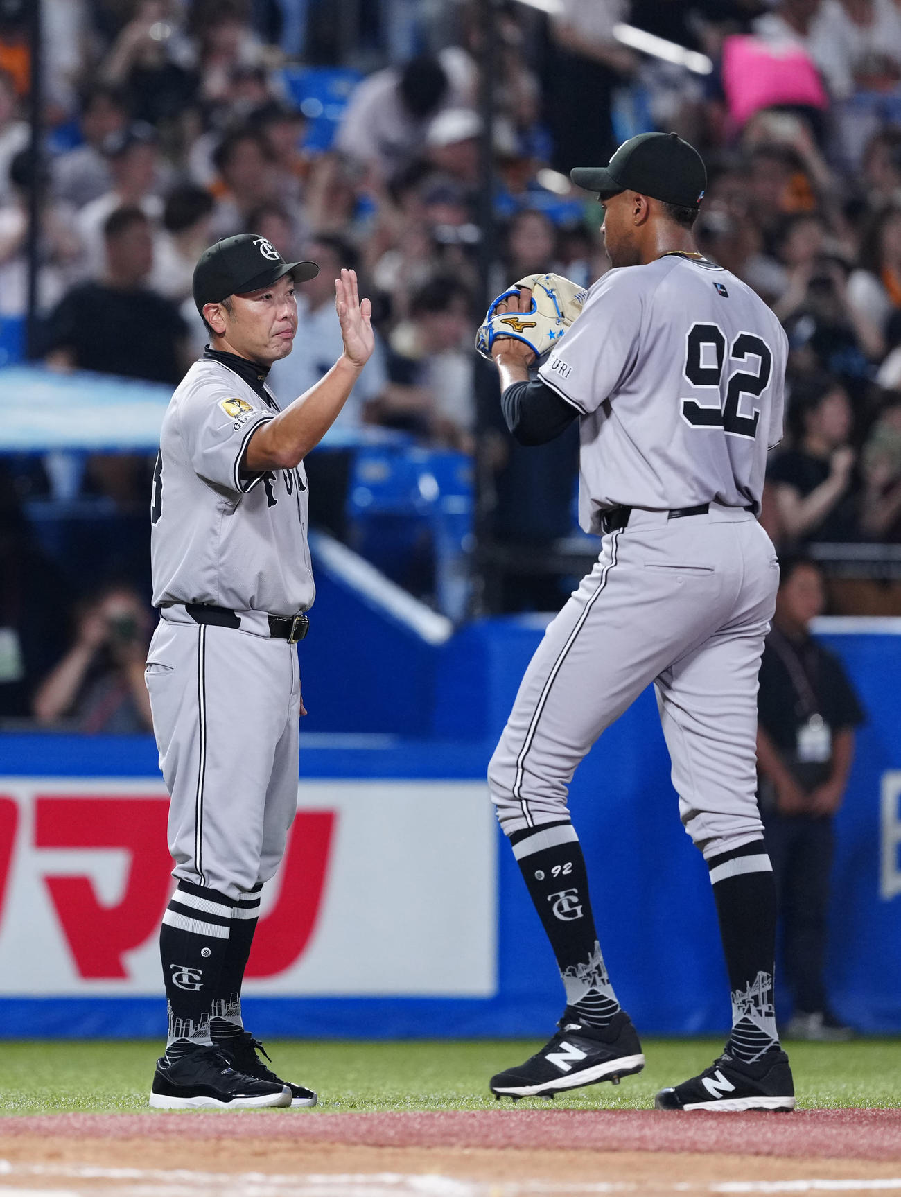 ヤクルト対巨人　試合後、巨人マルティネス（右）とタッチを交わす阿部監督（撮影・江口和貴）