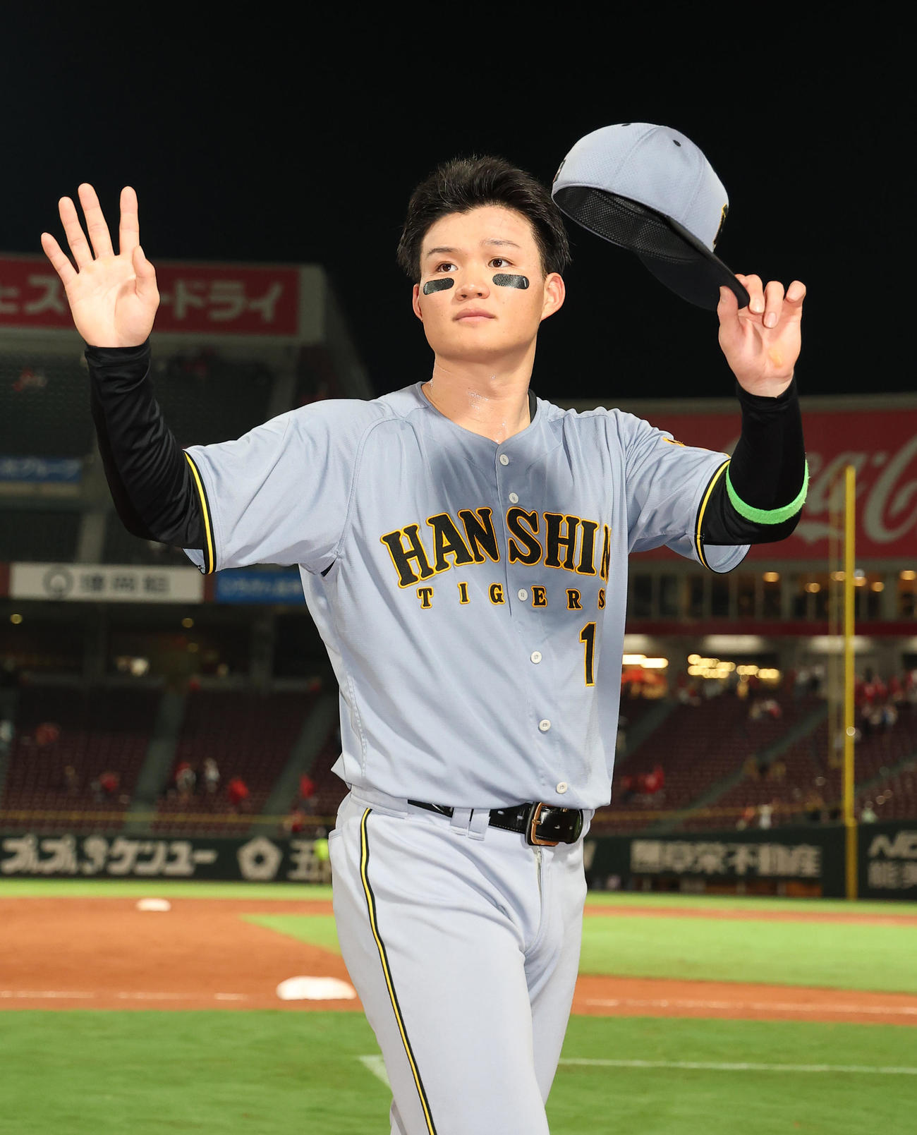 広島対阪神　ヒーローインタビューを受けた森下はファンの歓声に手を上げて応える（撮影・上田博志）