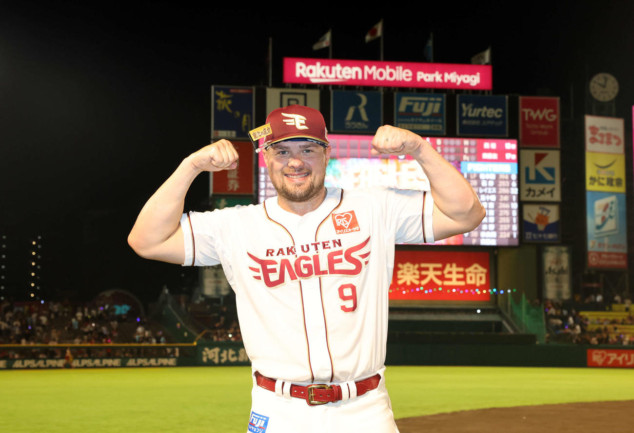 楽天対日本ハム　サヨナラ勝ちを決めた楽天ボイトは笑顔でガッツポーズ（撮影・浅見桂子）