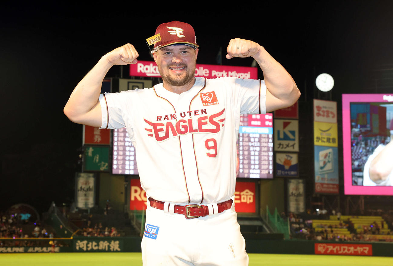 楽天対日本ハム　サヨナラ勝ちを決めた楽天ボイトは笑顔でガッツポーズ（撮影・浅見桂子）