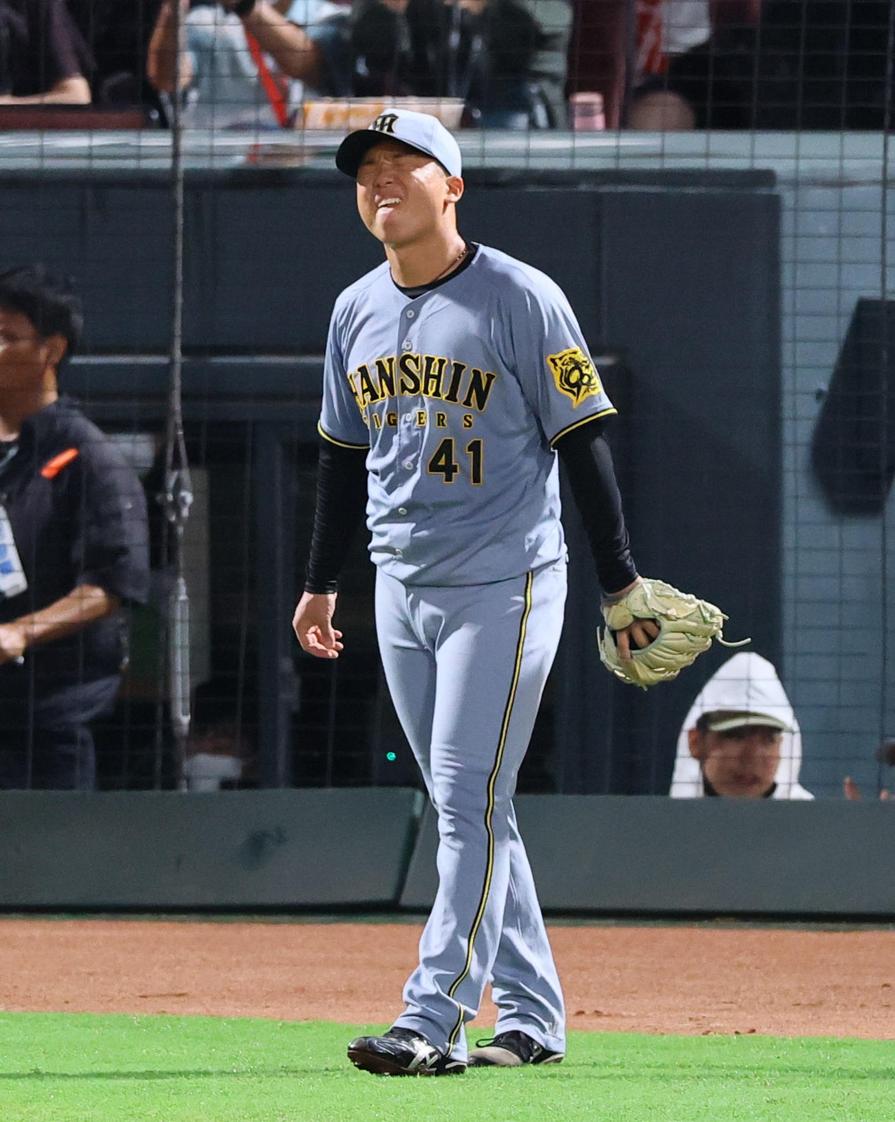 広島対阪神　3回裏広島2死一、二塁、小園に右前適時打を許した村上（撮影・藤尾明華）