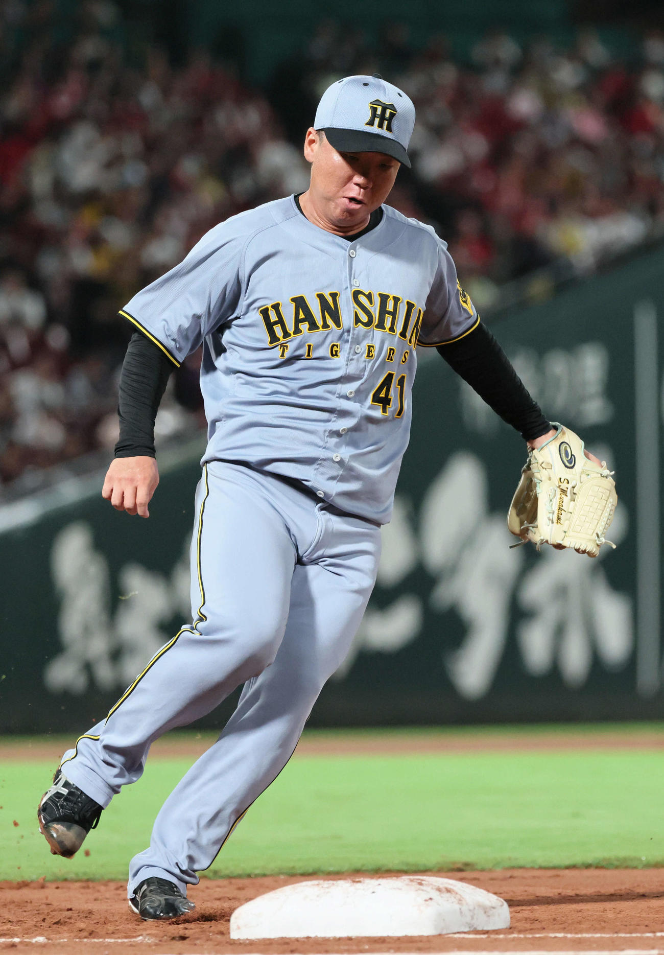 広島対阪神　2回裏広島1死、坂倉の投ゴロを処理する村上（撮影・加藤孝規）