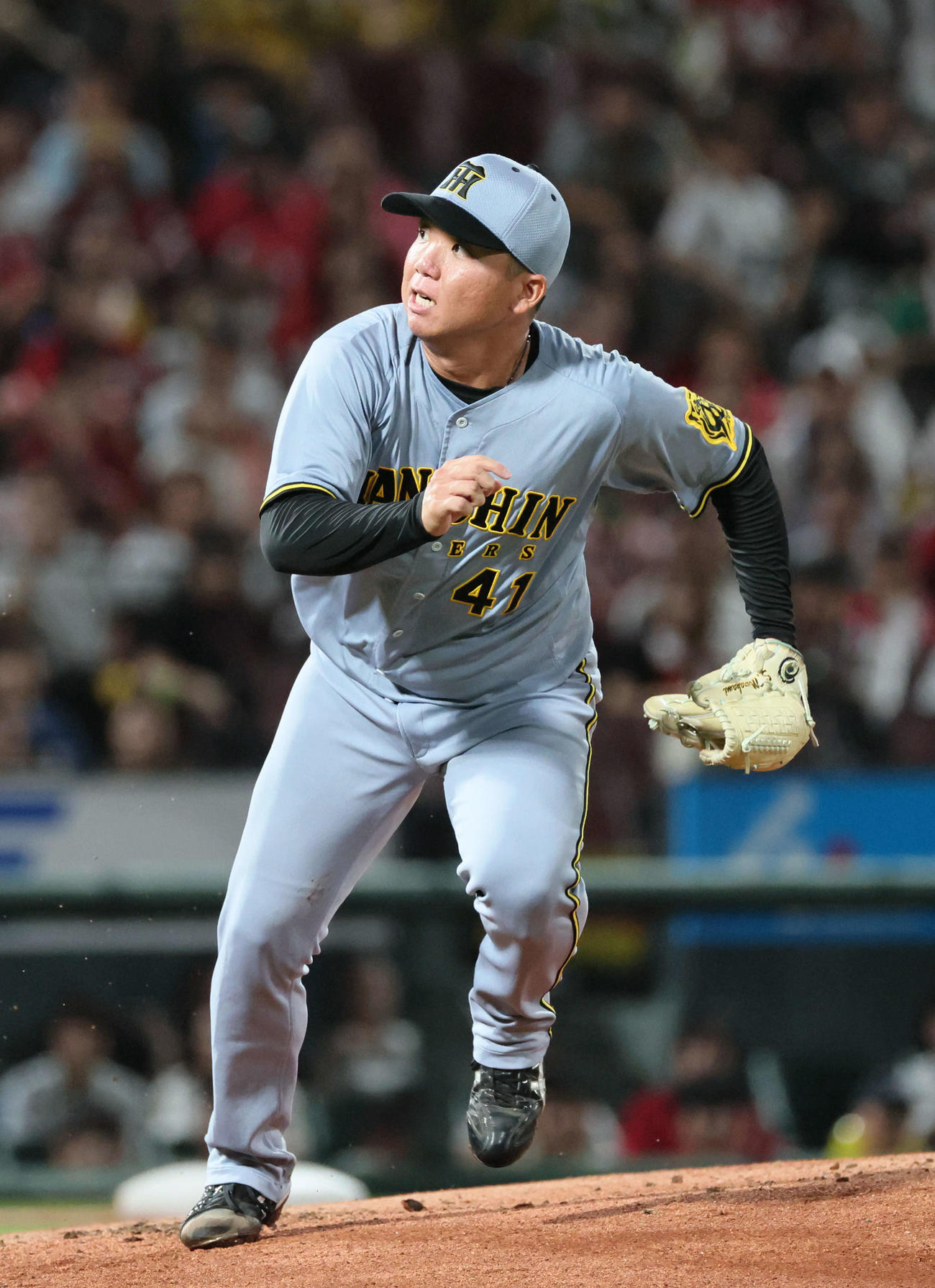 広島対阪神　2回裏広島1死、坂倉の投ゴロを処理する村上（撮影・加藤孝規）