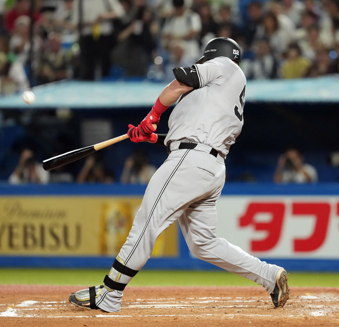 ヤクルト対巨人　2回表巨人2死一塁、左越えに同点の2点本塁打を放つリチャード（撮影・たえ見朱実）