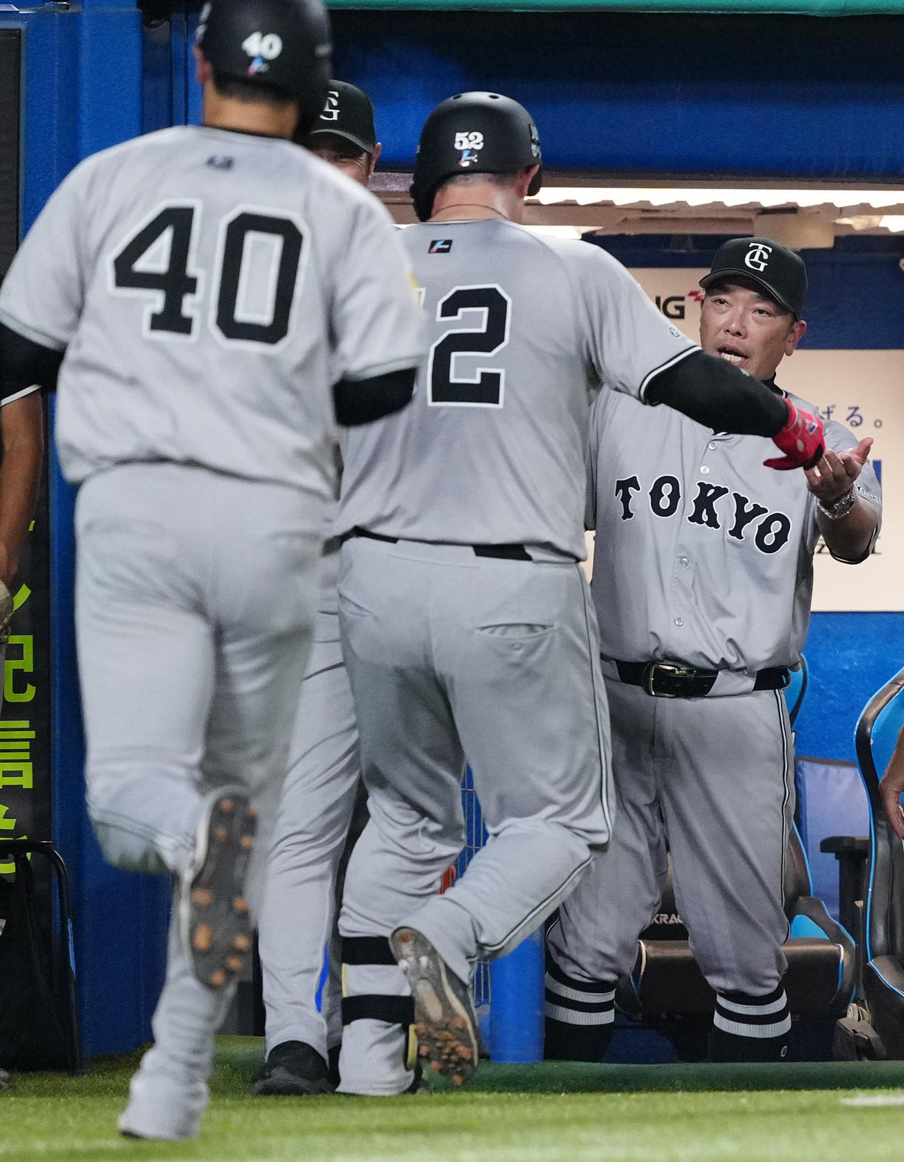 ヤクルト対巨人　2回表巨人2死一塁、2点本塁打を放ったリチャード（中央）とタッチを交わす阿部監督（撮影・江口和貴）