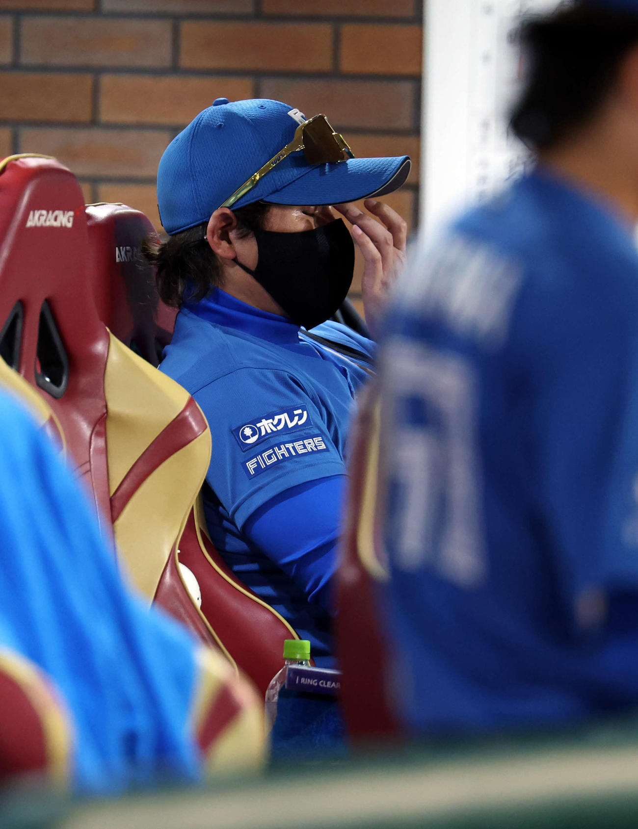 楽天対日本ハム　ベンチで目頭を押さえるようなしぐさをする日本ハム新庄監督（撮影・浅見桂子）