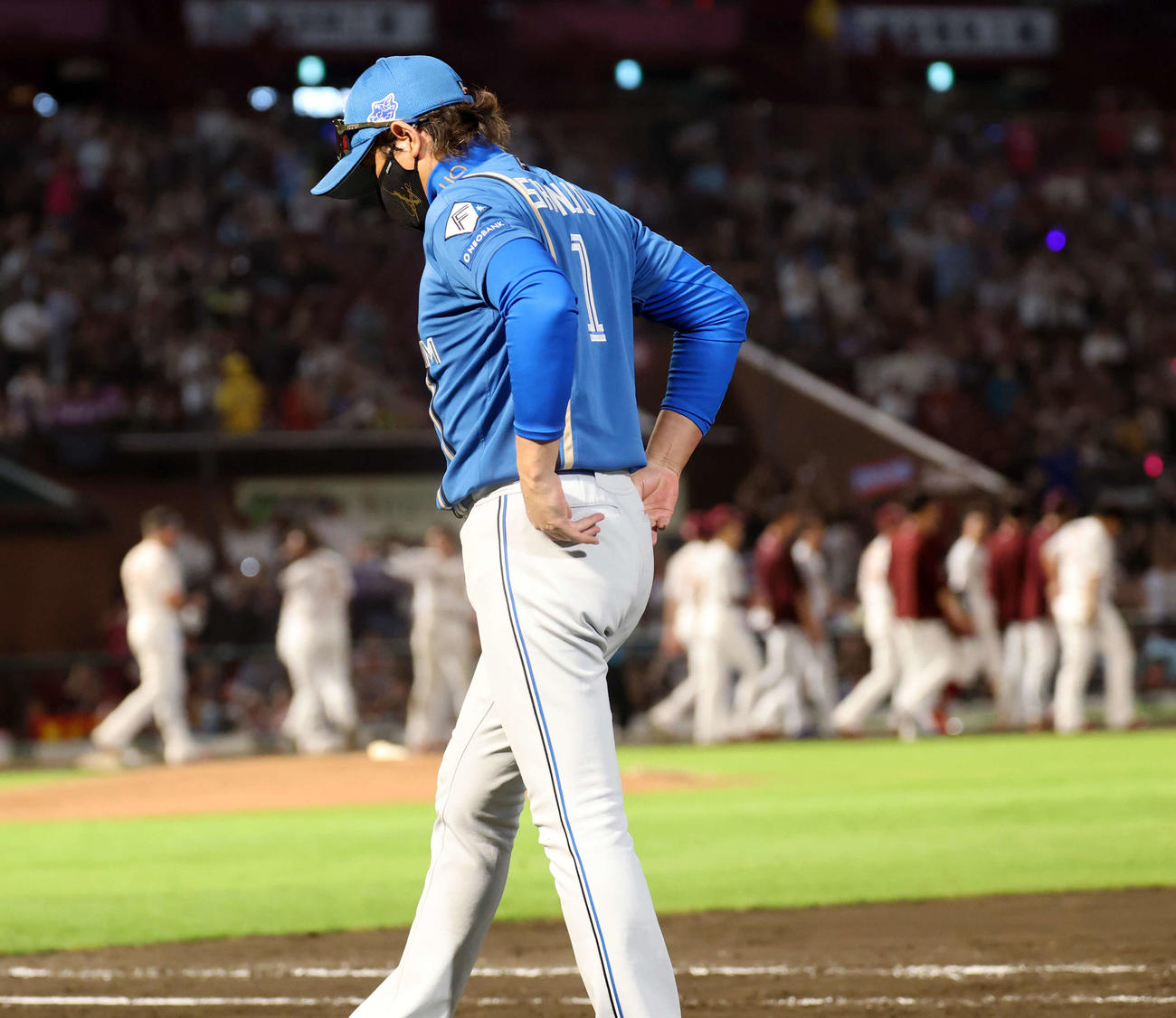 楽天対日本ハム　11回裏楽天にサヨナラ負けを喫し、喜ぶ楽天の選手たちの手前でうつむく日本ハム新庄監督（撮影・浅見桂子）