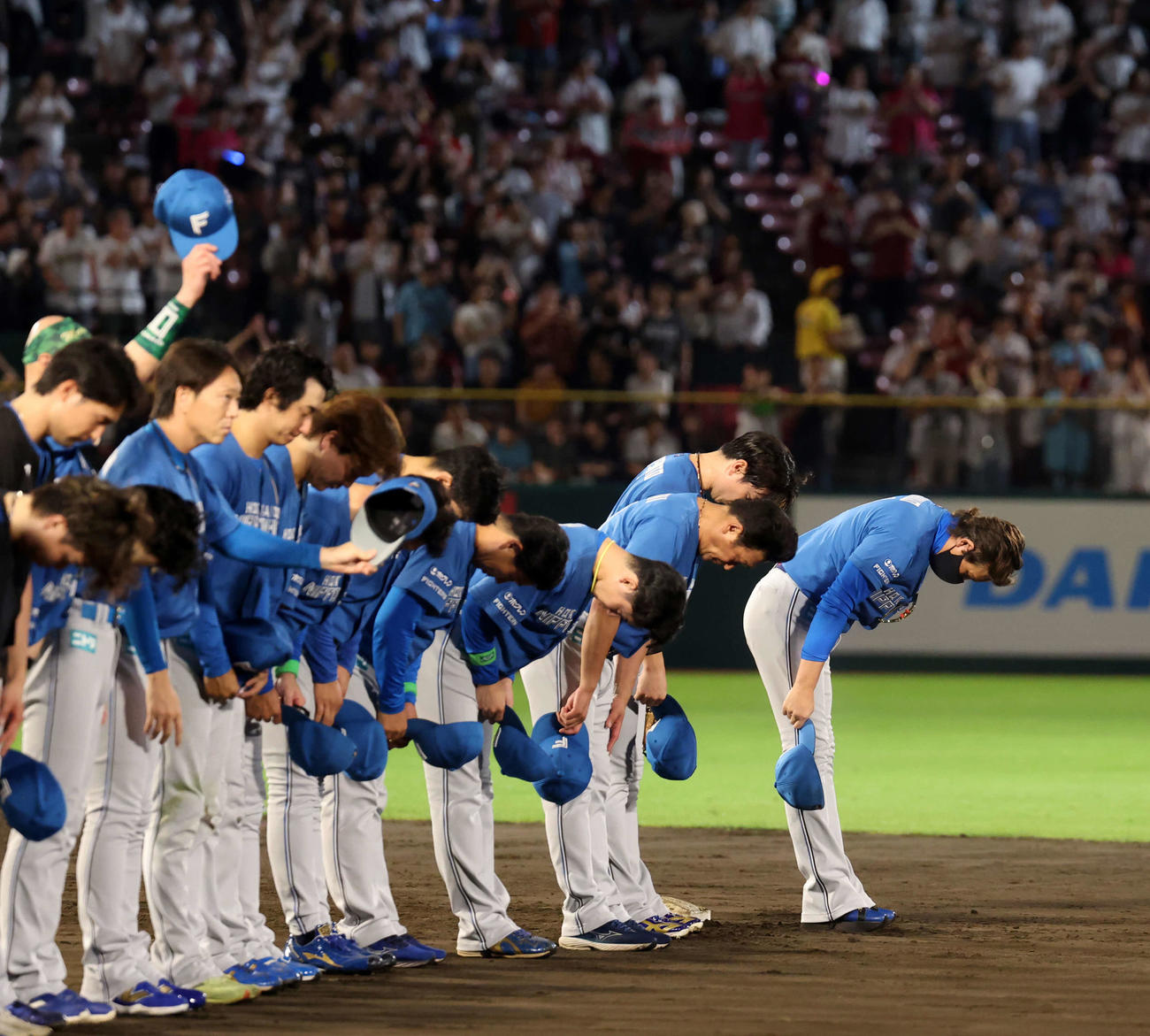 楽天対日本ハム　11回裏楽天にサヨナラ負けを喫し、スタンドに一礼してあいさつする新庄監督（右）ら日本ハムの選手たち（撮影・浅見桂子）