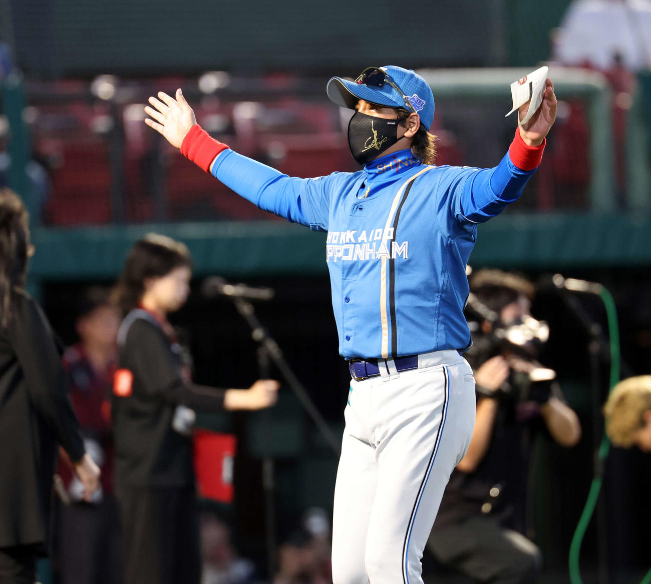 楽天対日本ハム　メンバー最終確認を終え、スタンドに手を広げる日本ハム新庄監督（撮影・浅見桂子）
